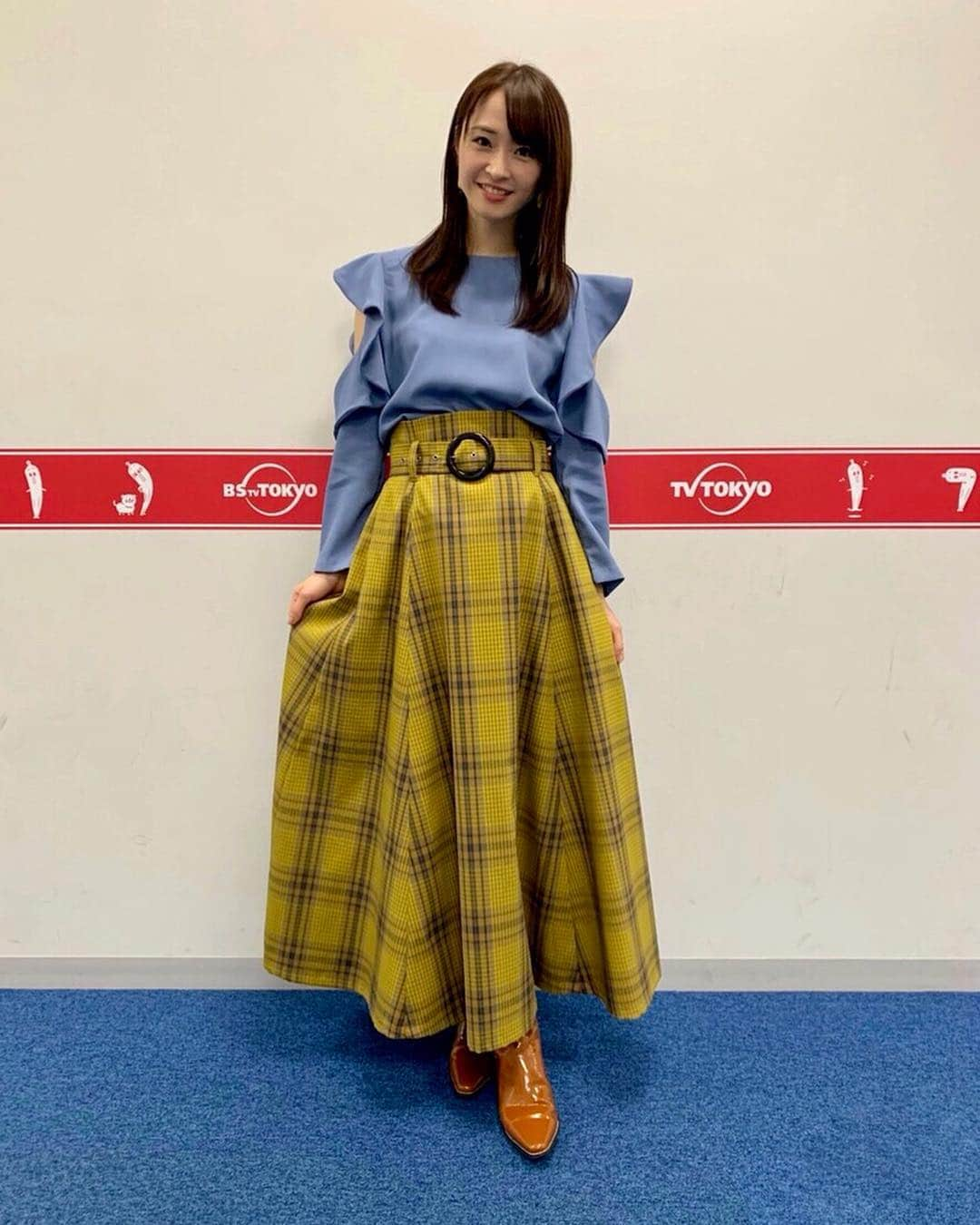 梅本静香さんのインスタグラム写真 - (梅本静香Instagram)「#一夜づけ 衣装。﻿ ﻿ tops👕  #OUTROSOL﻿ skirt👗 #OPENINGCEREMONY﻿ shoes👠 #MURUA﻿ pierce 💎 #LesSignes﻿ ﻿ 肩が少しあいてるトップスもチェックスカートも可愛かった～🥺﻿ 早く暖かくなって春服着たいな😁﻿ ﻿ 今日と明日の放送は26:35～！﻿ 観てくださいね💓﻿ ﻿ #テレビ東京 #衣装﻿ #春服」4月3日 15時24分 - shizuka0523xx