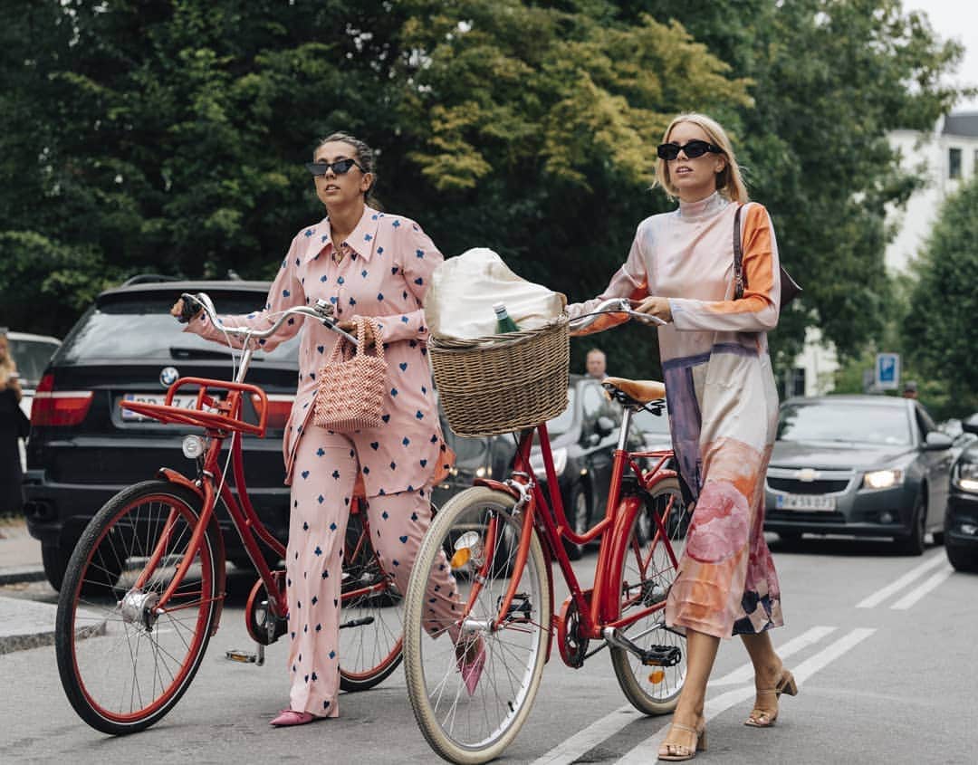 Vogue Australiaさんのインスタグラム写真 - (Vogue AustraliaInstagram)「We're racing home to finish our #VOSN shopping before the 24-hour extravaganza ends tomorrow at midday. Tap the link in the bio to see what's on offer from our exclusive Vogue Online Shopping Night partners. 📸 @thelocals」4月3日 15時27分 - vogueaustralia