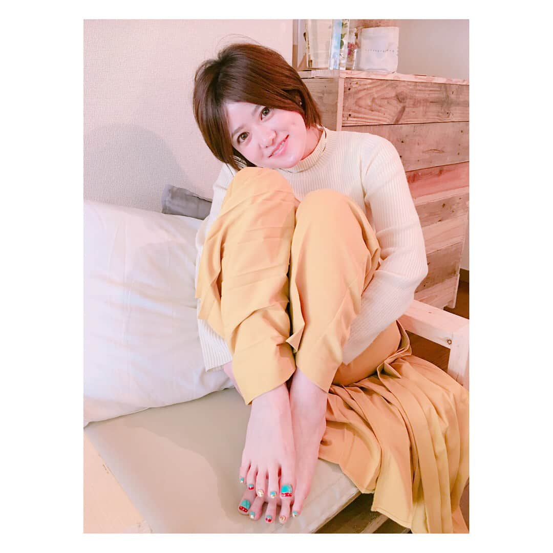 のインスタグラム：「おハローございます💙❤️💙 ❤︎ ❤︎ 春先にも関わらず裸足にもこだわりキラリ💎 フットな💅ネイルです。 ゴージャスなつま先で歩いていきます🐾 ❤︎ ❤︎ 【ラインライブ告知】 明日📲 2019/4/4(木) 「ラインライブ...最終回...？」 19:00ごろ配信スタート！(30〜45min予定) ▶️ https://live.line.me/channels/39123  #AIMI#フットネイルデザイン#キルティング #春ネイル#linelive#nesnail」