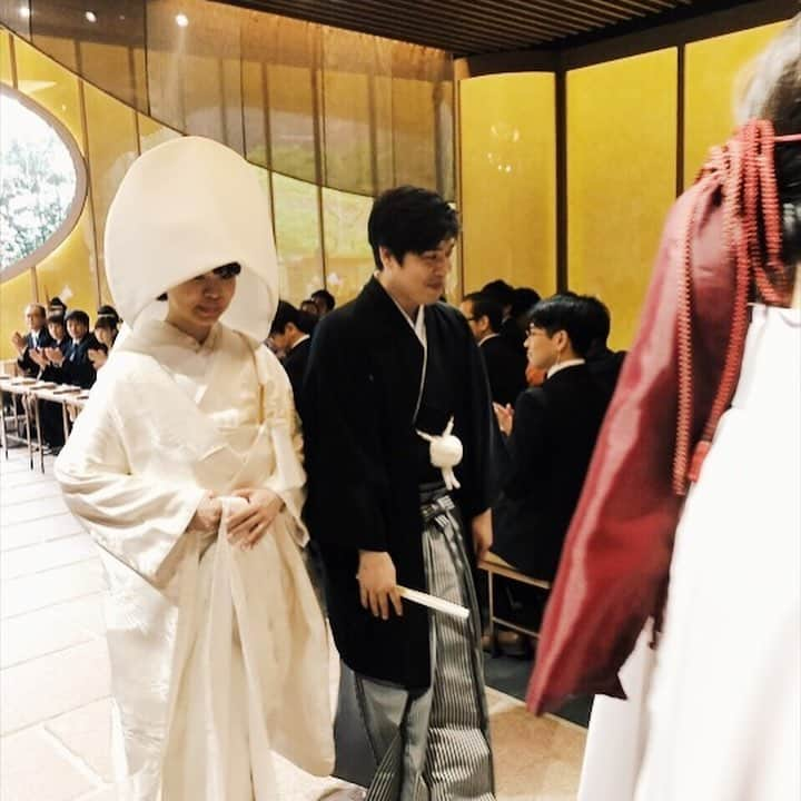 Eri Koyamaさんのインスタグラム写真 - (Eri KoyamaInstagram)「. 先日、桜満開の平成最後の日に 友達の結婚式でした🌸 . 高校の友達で学校生活のほとんどを共にした 8人のうちの1人、やまや 'けなし愛'と'おふざけ'で過ごしてきた毎日が 本当楽しくってこの人たちがいたから学校が楽しかった！！ . 当日は4人しか揃わなかったけど、久々会ってもほんとに何も変わらなすぎていつどこいってもやばい集団になっちゃうとことかほんと大好き❤w . それにしても、こんな笑顔で笑ってると こっちまで幸せだ😌✨ 涙は堪えきれなかったーーー😭笑 . 折鶴のライスシャワーに 生まれた時と同じ重さのお米に 白無垢のやまや、、素敵だったな❤️ 改めておめでとう❤️ . #myfriends #happywedding #love #白無垢 #和装 #和装結婚式 #末永くお幸せに」4月3日 15時34分 - 6ri___k