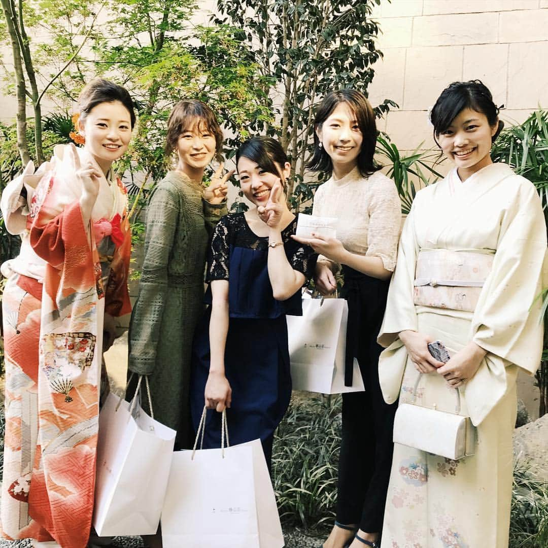 Eri Koyamaさんのインスタグラム写真 - (Eri KoyamaInstagram)「. 先日、桜満開の平成最後の日に 友達の結婚式でした🌸 . 高校の友達で学校生活のほとんどを共にした 8人のうちの1人、やまや 'けなし愛'と'おふざけ'で過ごしてきた毎日が 本当楽しくってこの人たちがいたから学校が楽しかった！！ . 当日は4人しか揃わなかったけど、久々会ってもほんとに何も変わらなすぎていつどこいってもやばい集団になっちゃうとことかほんと大好き❤w . それにしても、こんな笑顔で笑ってると こっちまで幸せだ😌✨ 涙は堪えきれなかったーーー😭笑 . 折鶴のライスシャワーに 生まれた時と同じ重さのお米に 白無垢のやまや、、素敵だったな❤️ 改めておめでとう❤️ . #myfriends #happywedding #love #白無垢 #和装 #和装結婚式 #末永くお幸せに」4月3日 15時34分 - 6ri___k