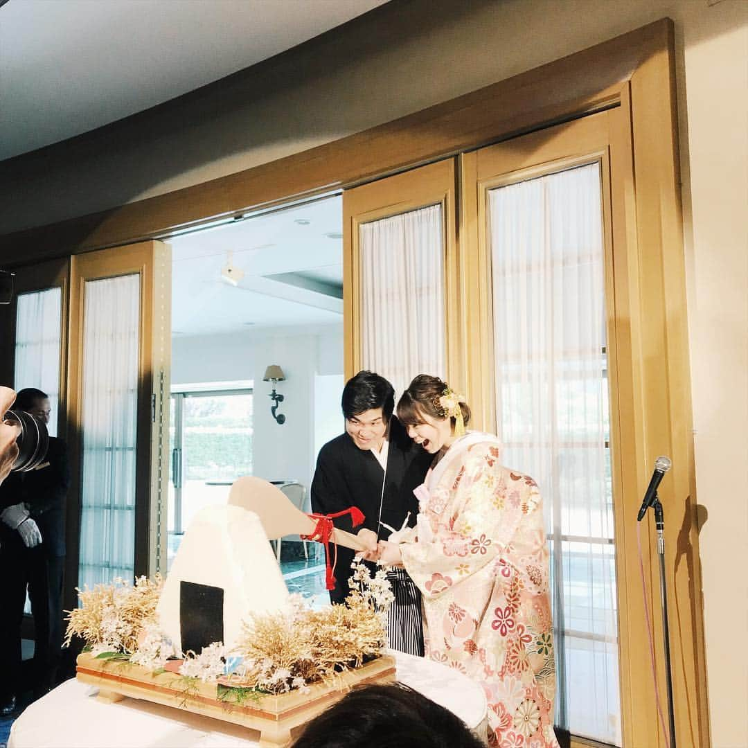 Eri Koyamaさんのインスタグラム写真 - (Eri KoyamaInstagram)「. 先日、桜満開の平成最後の日に 友達の結婚式でした🌸 . 高校の友達で学校生活のほとんどを共にした 8人のうちの1人、やまや 'けなし愛'と'おふざけ'で過ごしてきた毎日が 本当楽しくってこの人たちがいたから学校が楽しかった！！ . 当日は4人しか揃わなかったけど、久々会ってもほんとに何も変わらなすぎていつどこいってもやばい集団になっちゃうとことかほんと大好き❤w . それにしても、こんな笑顔で笑ってると こっちまで幸せだ😌✨ 涙は堪えきれなかったーーー😭笑 . 折鶴のライスシャワーに 生まれた時と同じ重さのお米に 白無垢のやまや、、素敵だったな❤️ 改めておめでとう❤️ . #myfriends #happywedding #love #白無垢 #和装 #和装結婚式 #末永くお幸せに」4月3日 15時34分 - 6ri___k