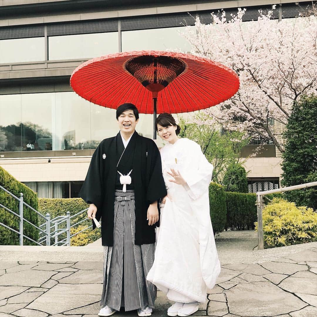 Eri Koyamaさんのインスタグラム写真 - (Eri KoyamaInstagram)「. 先日、桜満開の平成最後の日に 友達の結婚式でした🌸 . 高校の友達で学校生活のほとんどを共にした 8人のうちの1人、やまや 'けなし愛'と'おふざけ'で過ごしてきた毎日が 本当楽しくってこの人たちがいたから学校が楽しかった！！ . 当日は4人しか揃わなかったけど、久々会ってもほんとに何も変わらなすぎていつどこいってもやばい集団になっちゃうとことかほんと大好き❤w . それにしても、こんな笑顔で笑ってると こっちまで幸せだ😌✨ 涙は堪えきれなかったーーー😭笑 . 折鶴のライスシャワーに 生まれた時と同じ重さのお米に 白無垢のやまや、、素敵だったな❤️ 改めておめでとう❤️ . #myfriends #happywedding #love #白無垢 #和装 #和装結婚式 #末永くお幸せに」4月3日 15時34分 - 6ri___k