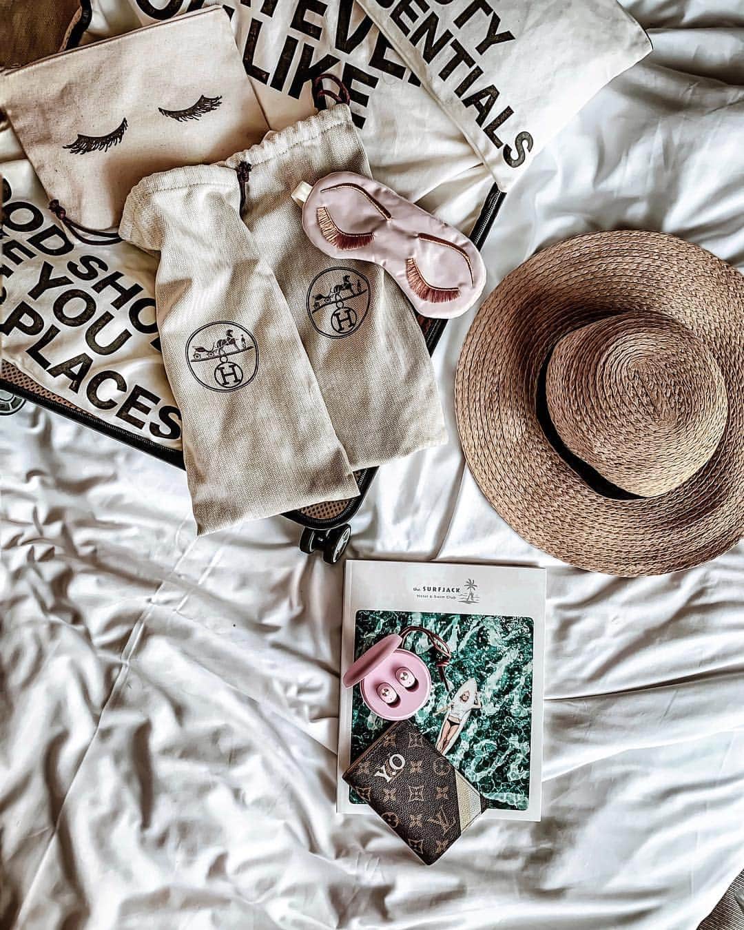 のインスタグラム：「✈︎✈︎・・ スーツケースにも 浪漫を詰め込む♡ そこから旅は はじまる‥🌴 ・ ・ 無料のヘッドホンとの違いがわかったとき 人生を悔やんだ𓀐 機内でのストレス軽減にぴったりなのが イヤホンでした🎧 ケースごと充電器になる優れもの♡ コンパクトなのが◎ ・ ・ ・ ・ ♫ Love my new vasa..｡♫︎* headphones from @sudio ✈︎ The design is so chic & the sound quality is amazing🎧  完全ワイヤレスを実現したイヤホンNIVÅ（二ヴォー） 1回の充電で3.5時間の再生🎵 付属の充電ケース使用で最大17.5時間の再生🎵 ・ ・ ・ ・ ◾︎Springキャンペーン◾︎ 期間: 2019年2月16日〜4月30日 期間中 イヤホン製品をご購入いただくと 先着でSudioオリジナルポーチをプレゼント🎁 ※在庫限りで終了 ・ ◾︎ディスカウントコード◾︎ Sudio公式サイトにて15％off👍🏻 コード：「yukico」 You could use 15% discount✧︎ ※有効期限6月10日まで ‥‥‥‥‥‥‥‥‥‥‥‥‥‥‥‥‥‥‥‥‥‥‥‥‥‥‥‥‥‥‥‥‥‥ #flatlay#flatlays#flatlayforever#travelbag#travelstagram#travelgram#traveller#travelphotography#travelpics#travelaweson#lifewelltraveled#wonderful_place#livethelittlethings#handsinframe#casetify#anyahindmarch#eyevan7285#genic_hawaii#hawaiistagram#hawaiilife#tabijyo_sweets#tabijyomap_hawaii#yukicoinhawall#sudiomoments#sudio#casetify#女子旅 Thank you @sudio #PR」