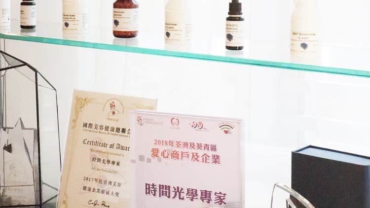 HauTung 巧童在這さんのインスタグラム写真 - (HauTung 巧童在這Instagram)「/ 用家超級詳文 ((向後拉有小小小影片喔 一直都深受雀斑同黑眼圈問題所困擾 以為平常睡眠不足和睡眠品質所影響💤 但與顧問資訊後 才發現原來我皮膚底層有許多微絲血管爆裂及黑色素 所以要從根本入手才能解決問題  於是 顧問建議使用OPT ™️/ Resur FX ™️深層解決肌膚問題  1/ 雀斑及色素問題全面使用了Lumenis M22 的 OPT™️ 使用時第一ROUND會暖暖的 第二ROUND則像被橡筋彈哈哈 當然越接近色素的位置 感覺會加深 整個過程我是能接受的✌🏻肌膚因吸收特定波長的光能後轉化成熱能被破壞✨輕鬆改善日曬色斑、微絲血管顯現等護理  2/ 黑眼圈問題使用了Resur FX ™️ 以打印方式進行治療 採用Erbium 1565nm 光纖激光和最先進獨有專利的 Coolscan 掃描技術 可以深層刺激肌膚膠原增生和改善膚質✨✨尤其是減淡眼部的色素沈澱阿 (!) 一星期內色素就會開始凋落  基本上是暫時看不到有什麼特別的不同的地方 因為它是先處理你底層的問題 容易令你表面的肌膚變好 (( 但總覺得皮膚有變得透亮光滑👀🙈 . @ttuaclub  https://www.ttuac.com.hk/ 立即查詢：27884998 / 68816662 敏感泛紅 | 色斑 | 暗瘡 | 毛孔粗大 | 紋理 | 疤痕 | 痣癦 | 多餘毛髮 | 膚色不均 | 乾燥」4月3日 15時49分 - hautunnng