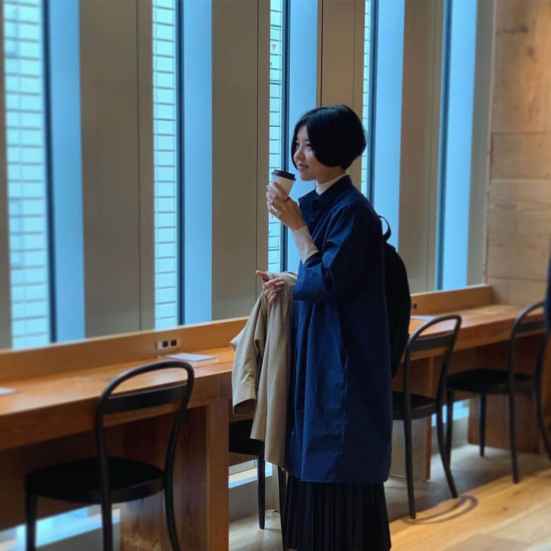 LEEさんのインスタグラム写真 - (LEEInstagram)「無印良品で更新！春ベーシックなお買い物。  4月！令和！桜満開！新しい季節に向けて、無印良品で春のシャツとワンピース、リュック(ほか、写真にはないお掃除ブラシと収納も笑)をまとめ買い🌸  早く着たいのですが、シャツ1枚に切り替えるはまだ寒すぎる。。 そこで、明日オープンで話題のMUJI HOTEL GINZA内覧会では、このシャツワンピに薄手のタートルニットを着込んで、しっかり防寒！  ワンサイズのドロップショルダーなので、どんな体型でも、その人らしいすてきな雰囲気で着こなせそうです。  ゆったりシルエットで体型を拾わないので、暖かくなったら、シャツワンピの中をTシャツにかえて、レギンス合わせで着たいなー。夏は1枚でも体が泳ぐので涼しそうだなー。など、妄想むくむく🥰  2枚めは、MUJI HOTELの下のショップ４Fにて(撮影／編集ミツコ🙏)。キッズスペースの脇のカフェスペースなのですが、￥100でコーヒーをいただけます。本も読めるし、居心地ばつぐんです📚  無印のシャツも、まさにいまの時期、ニットのインナーとして重宝。言わずもがな人気のリュックは、無印良品銀座にも大量にディスプレイされていました！もちろん、お近くの店舗でも。お出かけの際に、春のワードローブ、チェックしてみてくださいねー(オ)  #ブロード比翼シャツワンピース　 #ブロード丸襟シャツ #撥水リュック #無印良品 #MUJI  #タートルニットは #ジョンスメドレー #JohnSmedley  #らくちんワンピ大好き #シルエットはいつも一緒 #そういえば前もコーヒー持って撮りました #ワンパターンですみません  #MUJIHOTEL #無印良品銀座 #LEEweb #magazinelee  #LEE編集部のお買い物」4月3日 15時43分 - magazinelee