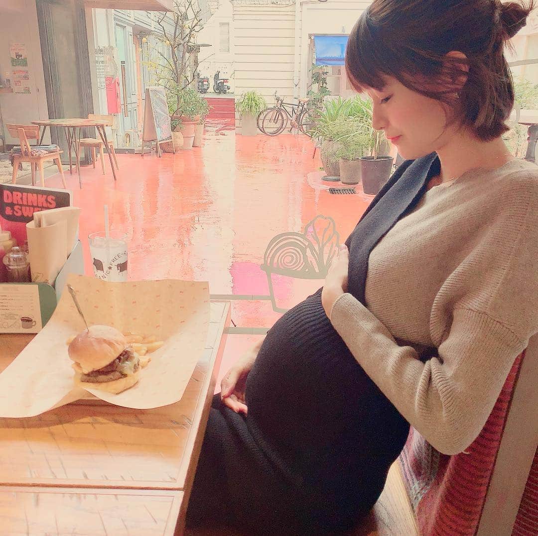 しほの涼のインスタグラム：「ご報告させてください😌 この度お腹に新しい命を授かりました👶🍼 体調が安定せず中々ご報告出来ずにおりましたが、現在妊娠7ヶ月で7月に出産予定です🤱🏻😁 毎日大きくなるお腹の中で、ポコポコと元気いっぱいに動き回る娘に旦那さんと沢山話しかけている時間がとても幸せで、私達のもとに小さな命が来てくれた事を本当に嬉しく感謝しています💕 この子が私達夫婦の人生に加わってくれる事が楽しみで仕方がありません☺️🕊 残りのマタニティ生活、旦那さんとの時間を大切に穏やかに過ごしていきたいと思いますので、温かく見守っていただけたら嬉しいです😌💕 #マタニティコーデ #プレママ #女の子ママ #妊娠しました #マタニティ生活 #マタニティ記録 #妊婦 #妊婦コーデ #幸せ #赤ちゃん #プレママコーデ #プレママベビー #令和元年生まれ #令和ベイビー #第一子妊娠中 #家族が増えます #babygirl #pregnant #imhavingagirl #ママリ #妊娠報告 #妊娠7ヶ月」