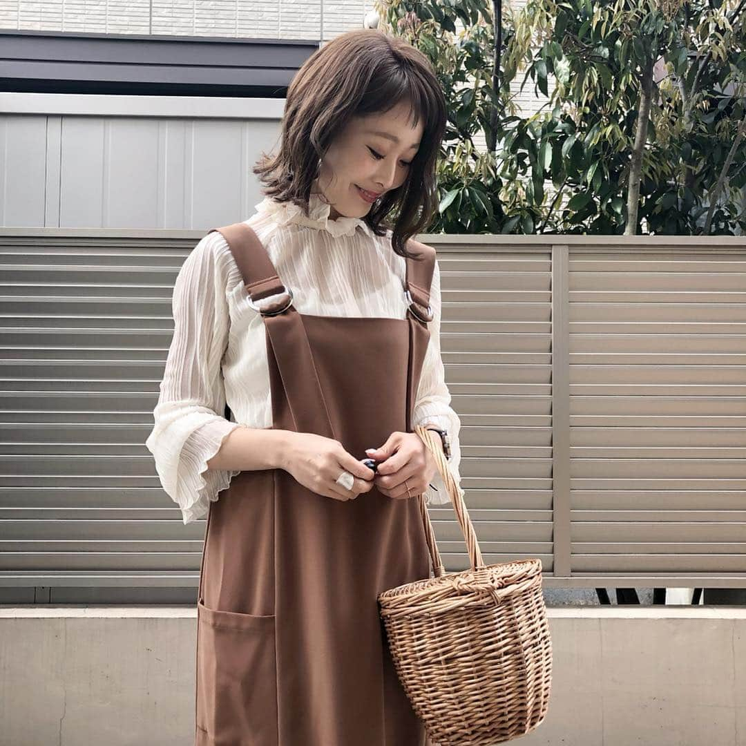 Kikuno Sayumiさんのインスタグラム写真 - (Kikuno SayumiInstagram)「〻chiffon blouse〻 ・ ・ ・ @feeling_byracreate のシフォンブラウス𓍯 ・ ジャンスカと合わせてカジュアルに。 ・ ・ ・ tops▶ @feeling_byracreate  shoes▶ @gu_for_all_ ・ ・ ・ #オン眉#大人可愛い#ジユジョ#chao_app #ジユパト#春夏コーデ#楽ちんコーデ #シンプルコーデ#春コーデ#マタニティコーデ #ぷんにー#ママリ#ママリファッション#妊娠6ヶ月#mamagirl」4月3日 16時08分 - sayumikikuno