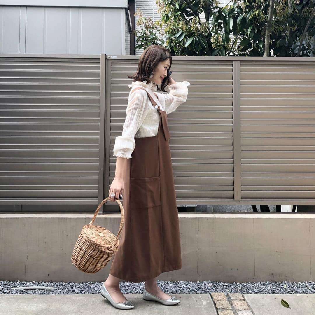 Kikuno Sayumiさんのインスタグラム写真 - (Kikuno SayumiInstagram)「〻chiffon blouse〻 ・ ・ ・ @feeling_byracreate のシフォンブラウス𓍯 ・ ジャンスカと合わせてカジュアルに。 ・ ・ ・ tops▶ @feeling_byracreate  shoes▶ @gu_for_all_ ・ ・ ・ #オン眉#大人可愛い#ジユジョ#chao_app #ジユパト#春夏コーデ#楽ちんコーデ #シンプルコーデ#春コーデ#マタニティコーデ #ぷんにー#ママリ#ママリファッション#妊娠6ヶ月#mamagirl」4月3日 16時08分 - sayumikikuno