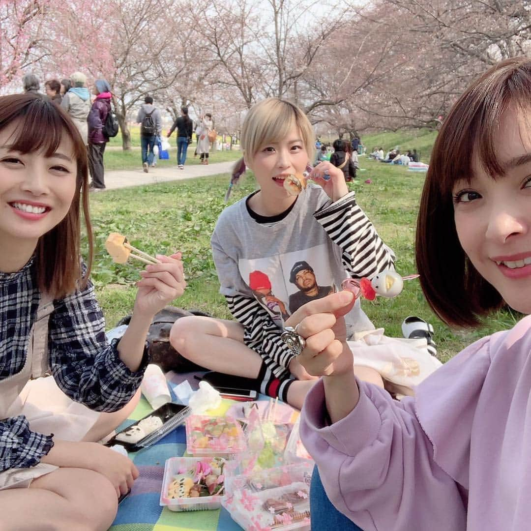 小林ひろみさんのインスタグラム写真 - (小林ひろみInstagram)「この前、女子3人でお花見🌸  #小林ひろみ #みひろ #古川真奈美 #グラドル  #ピーちゃん #恵比寿マスカッツ #お花見 #キャラ弁 #お弁当 #さくら  #幸手」4月3日 16時09分 - kobahiro0312