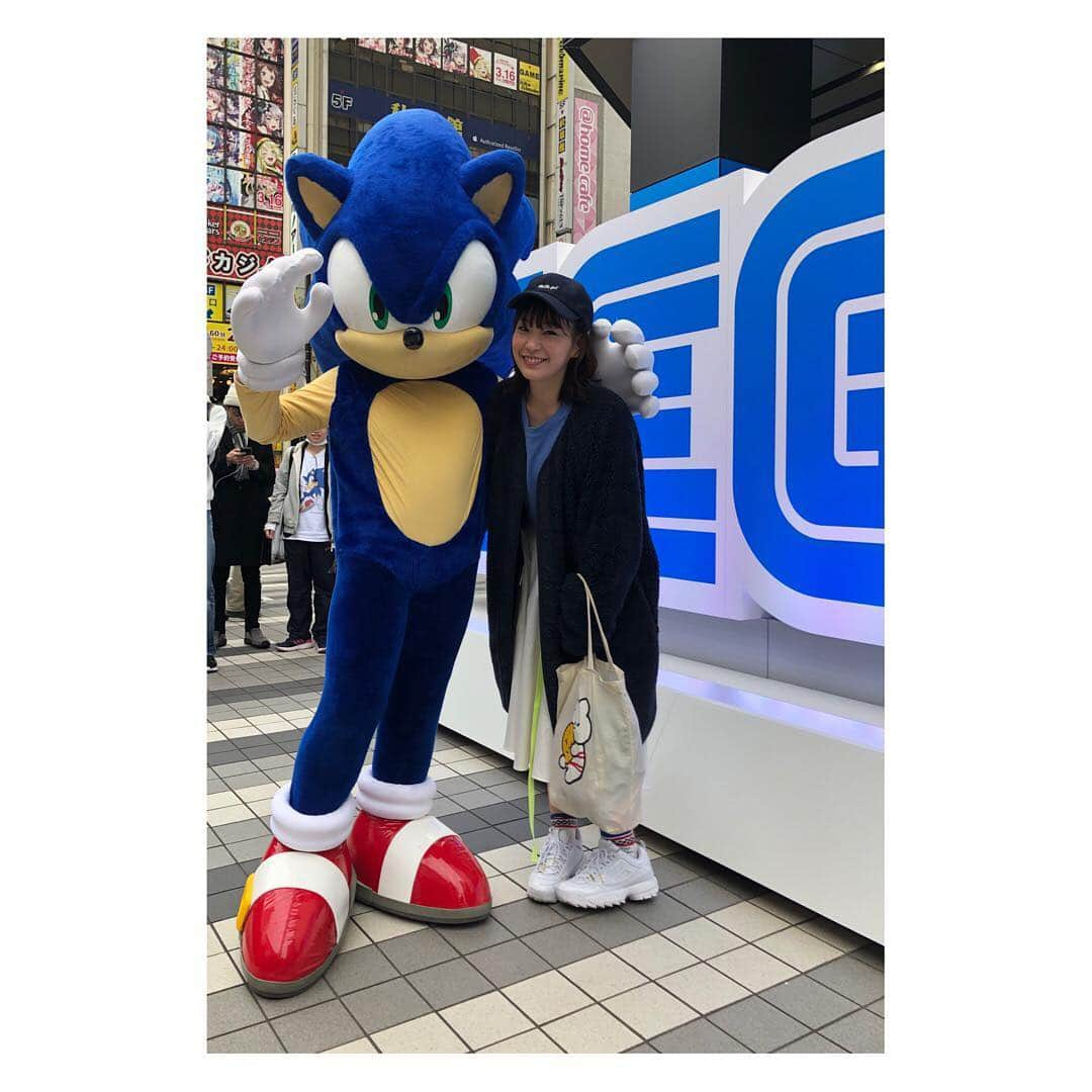 高槻かなこさんのインスタグラム写真 - (高槻かなこInstagram)「. SEGA Tシャツもちゃっかり着たのさ〜😙💙 最近この髪型すき。子供になる。 去年の目標は 大人になること💃🏻 だった25歳です。 . 帰りはソニックくんに会えたから2ショット勝ち取った🤳☺️ 肩に手を添えてくれてるのイケメン！！うまい具合に触れてない！！w . . #SEGA #セガフェス #ゲーム好き #SONIC #ソニック」4月3日 16時11分 - kanako.tktk