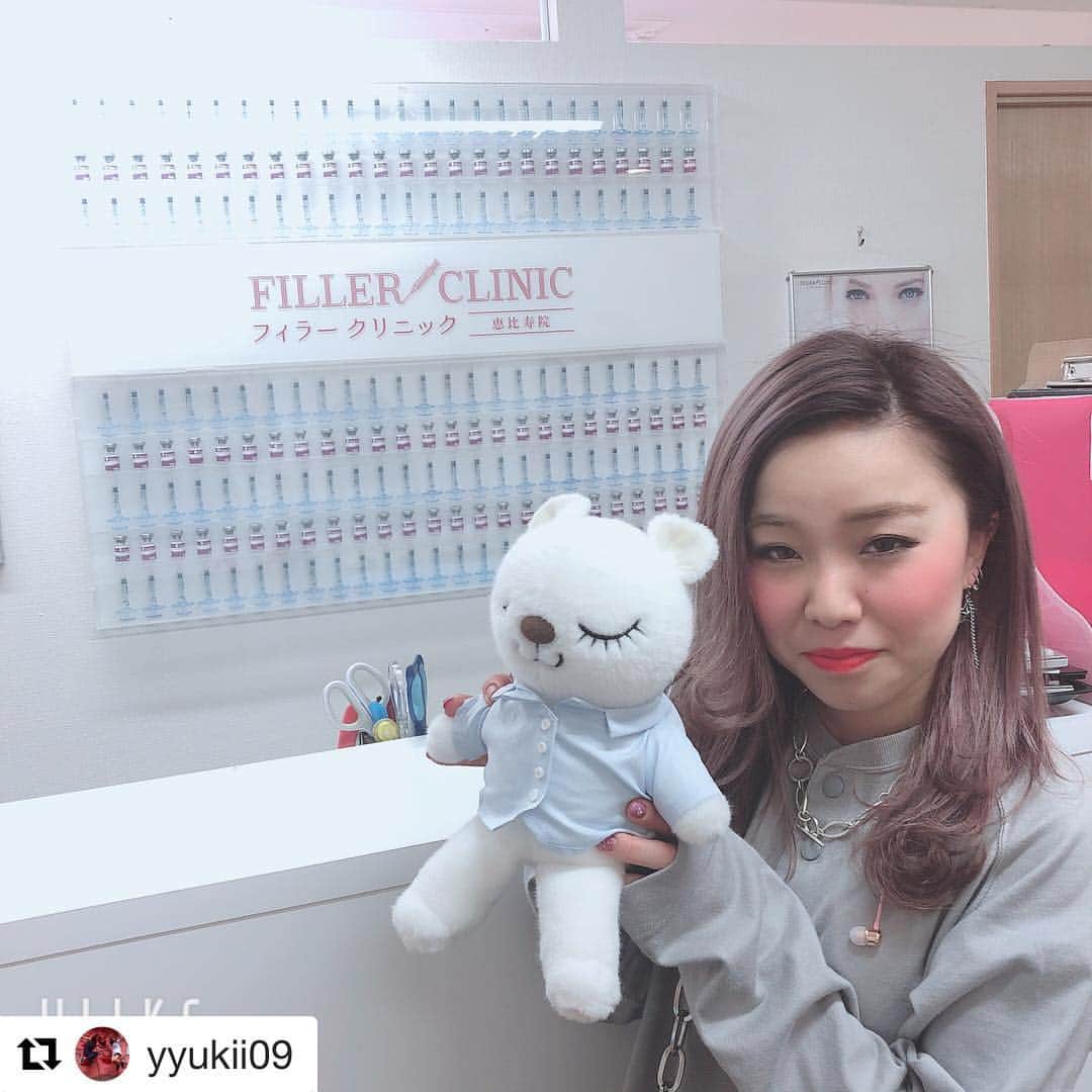 恵比寿フィラークリニックさんのインスタグラム写真 - (恵比寿フィラークリニックInstagram)「先日ご来院くださいました患者様が投稿をしてくださりました♥️🌼 ㅤㅤㅤㅤㅤㅤㅤㅤㅤ ありがとうございます👯‍♀️ ㅤㅤㅤㅤㅤㅤㅤㅤㅤ フィラークリニック入口には注射器💉をモチーフにした看板がございます💋 こちらでお写真を撮って投稿してくださる方が沢山いらして、嬉しい限りです❤️ ㅤㅤㅤㅤㅤㅤㅤㅤㅤ 皆様のご投稿もお待ちしております💁‍♀️✨ ㅤㅤㅤㅤㅤㅤㅤㅤㅤ #Repost @yyukii09 with @get_repost ・・・ この前の休みの日に #フィラークリニック 行ってきた☺️🌟 初めてボトックス打ってきた💉🧖‍♀️ 注射嫌い人間だからひとりでビビってた けど案外平気だった🤤🌈🌈🌈 . . #恵比寿 #フィラークリニック恵比寿 #ボトックス #エラボトックス #美容 #小顔注射 #小顔 #楽して痩せれないとつくづく実感 #笑 #エラボト #フィラークリニック #恵比寿フィラー #fillerclinic」4月3日 16時18分 - filler_clinic