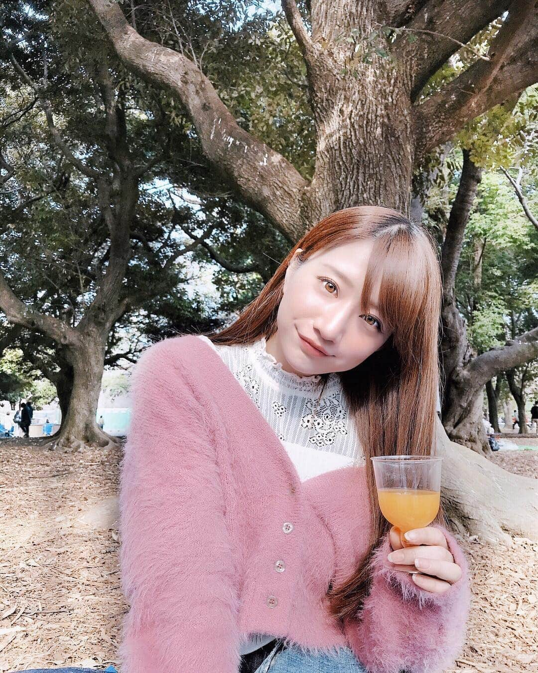 池田愛恵里さんのインスタグラム写真 - (池田愛恵里Instagram)「お花見しに公園に行ったけど人が多すぎて。結局普通の木の下で🌳遠目に桜をながめたよ🌸笑 #お花見 と言う名のただの#ピクニック」4月3日 16時21分 - ikeda_aeri