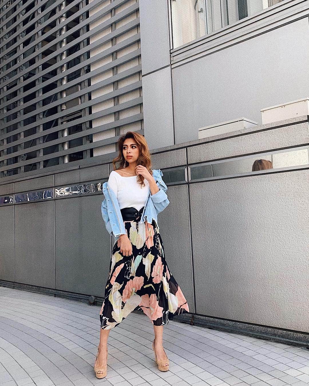 Airi Shibuyaのインスタグラム：「今日も寒いなぁ🍃はやく暖かくなって〜😫😫 . . ロングスカートとか滅多に着ないのに 春はこういう格好がしたくなる☺️💐 . デニムジャケットも形がドツボすぎて絶対にほしー！❤︎ . #duras#ootd#fashion#denim#spring#春コーデ#コーデ」
