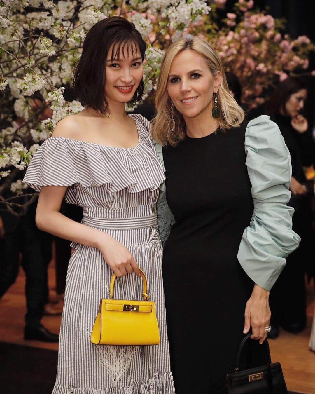 大政絢さんのインスタグラム写真 - (大政絢Instagram)「Tory Burch  銀座店のオープニングイベントに行ってきました✨ @toryburch  も本当に素敵な方だった〜！ この日は全身 #toryburchjapan」4月3日 16時33分 - aya_omasa_official