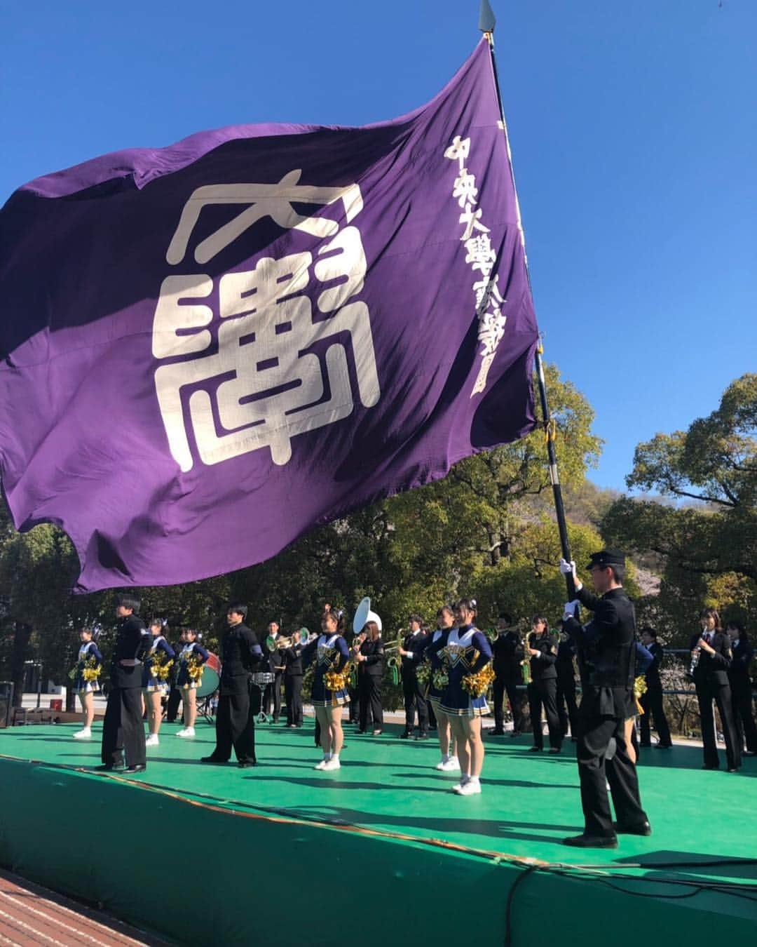 中央大学応援団チアリーディング部SPIRITSのインスタグラム：「本日の14:30より、中央ステージにて 応援団三部による演技をさせていただきました😆✨ 大勢の方々が演技を盛り上げてくださり本当にありがとうございます😍 明日4/4 12:30から本日と同じ、中央ステージにて演技させていただきますので、是非足を運んでください👣💗 部員一同お待ちしております🙇‍♂️✨✨ ・ ・ #中央大学 #CHUO #chuouniversity  #中央大学応援団 #応援団 #SPIRITS #学友会 #体育連盟 #応援  #チアリーディング #cheerleading #2019 #春から中大 #春から中央 #新入生 #大歓迎 #新歓 #入学 #おめでとう」