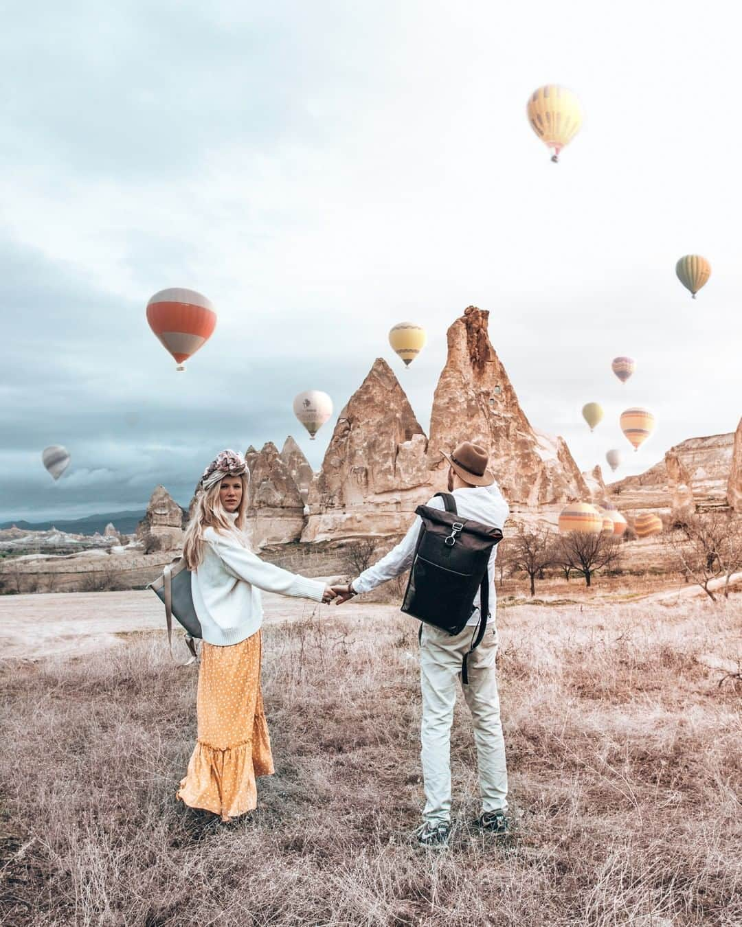 Kapten & Sonさんのインスタグラム写真 - (Kapten & SonInstagram)「'Looking forward to the memories of right now.' What a beautiful captured moment by @travelinyourarms 💕 #bekapten #kaptenandson ⁣ .⁣ .⁣ .⁣ #cappadocia #hotairballoon #travelblog #traveltheworldwithme #potd #travelcouple #couplegoals #backpacks」4月3日 16時30分 - kaptenandson