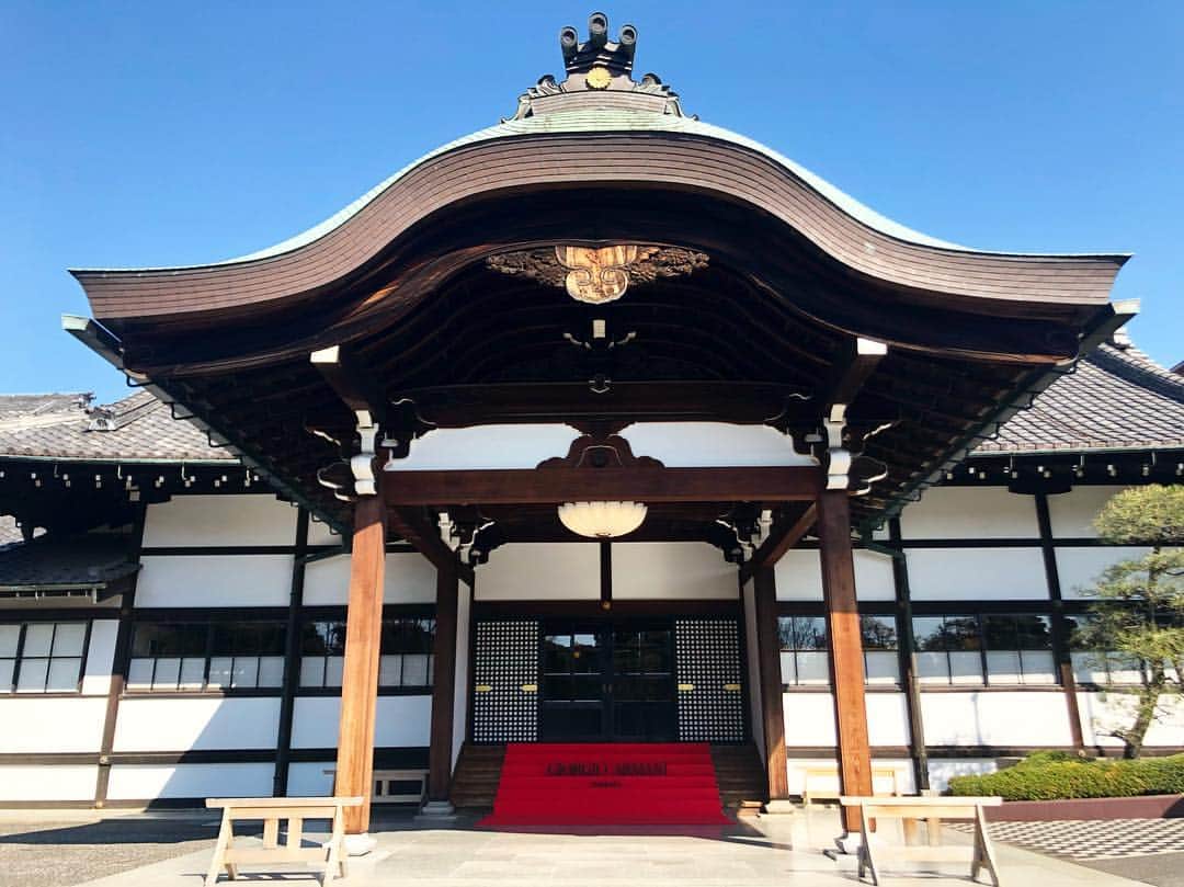 稲木ジョージさんのインスタグラム写真 - (稲木ジョージInstagram)「@armanibeauty does really chic and cultural appropriate event in Tokyo ⛩ 普段は、天皇陛下がお通りになる入り口からアルマーニビューティのイベントが行われたよ🥰特別感とラグジュアリーな雰囲気にブランド力を感じます🤩🔥」4月3日 16時40分 - georgerootnyc