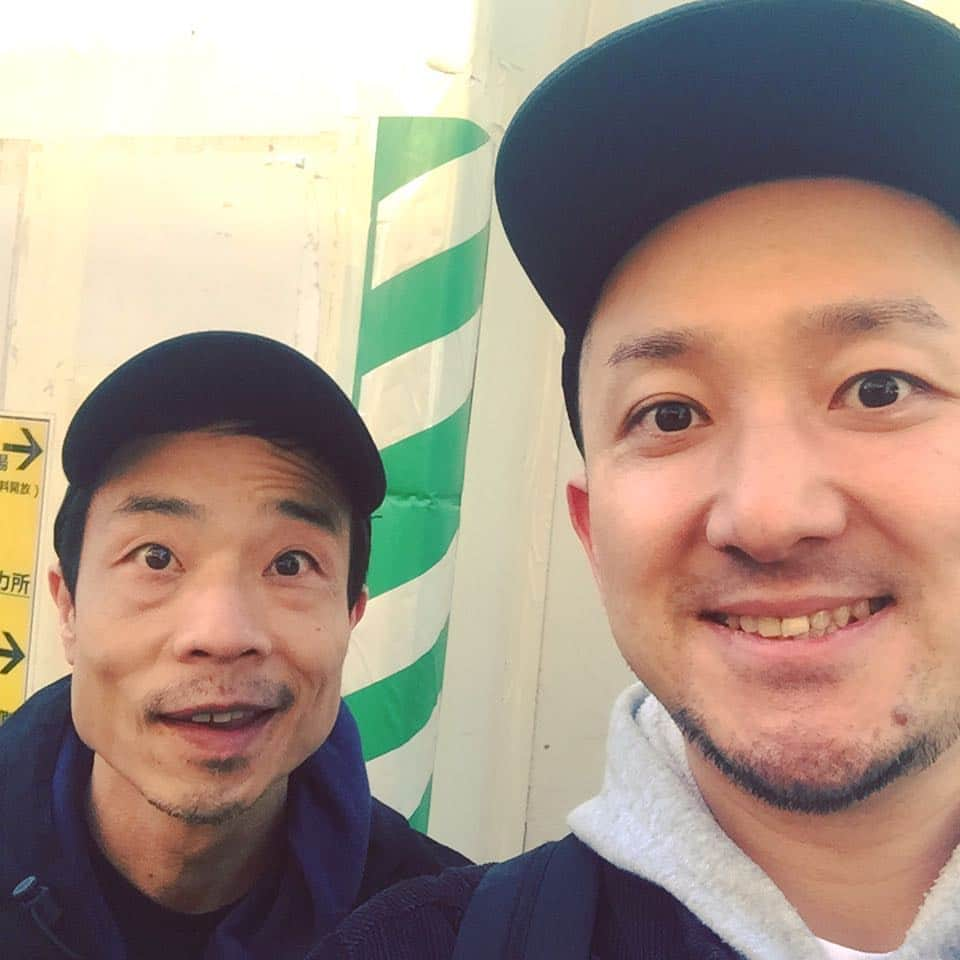 大岡源一郎さんのインスタグラム写真 - (大岡源一郎Instagram)「道を歩いていたらまさかの磯部さん(HUSKING BEE,Gt,Vo)と遭遇。これは何かの啓示なのでしょうか？笑。 #HUSKINGBEE #LOSTINTIME」4月3日 16時41分 - gennozidotcom