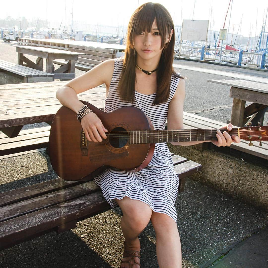 大島薫のインスタグラム：「港でボーダーの服を着てギターを弾く人。I play the guiter by the sea.#guitar #sea #harbor #ギター #yairi」