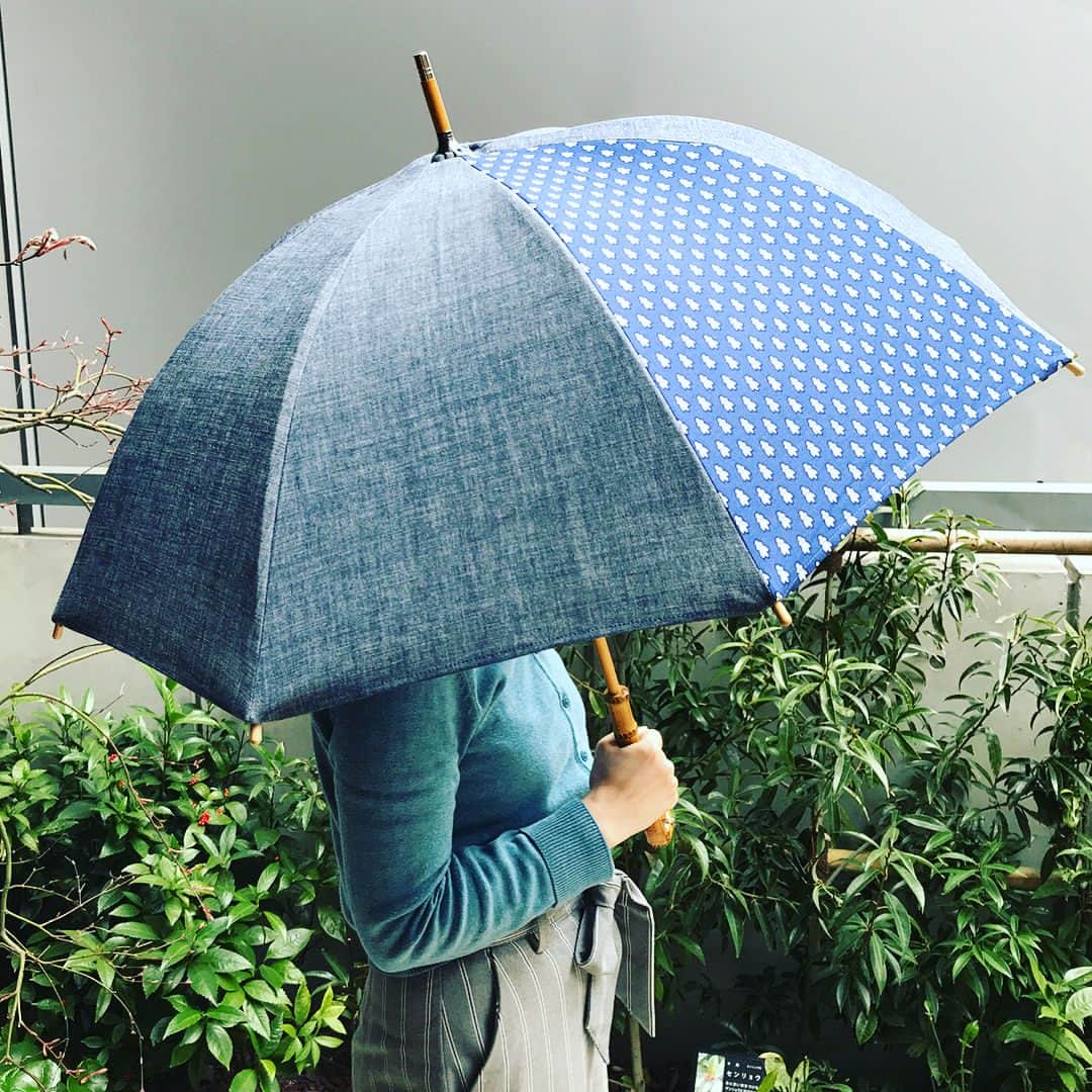 ものづくり館 by YKKさんのインスタグラム写真 - (ものづくり館 by YKKInstagram)「～今年は日傘を手作りしよう。﻿ 母の日のプレゼントにもぴったり～﻿ ﻿ ﻿ 昨年開催しご好評をいただいた日傘のワークショップの第2弾。﻿ 今年も手芸作家の山田あゆみ先生に傘を作るのは初めてという方にも分かりやすく指導していただきます。﻿ 使用するのは国産の上質なデニム生地。落ち着いた風合いのデニムとシックな竹の持ち手の日傘は、洋服にも和服にもよく合います。最近は男性も日傘を使うようになってきましたが、こんな渋い日傘なら抵抗なく差すことができます。母の日のプレゼントにもぴったり。﻿ 生地の一部をヒッコリーやプリント柄に変えてアクセントを付けることもできます。﻿ 今年はぜひオリジナルの日傘作りに挑戦しましょう！　﻿ 男性の参加も大歓迎です。﻿ ﻿ ﻿ ﻿ ■開催概要﻿ 開催日：2019年5月3日(祝)﻿ 開催時間﻿ 午前の部　10：00〜13：00﻿ 午後の部　14：00〜17：00﻿ 定員：各回5名﻿ ﻿ ■参加費﻿ パスマーケット予約(事前カード決済) ￥7,500税込　﻿ パスマーケット以外の予約(当日現金支払)￥7,800税込　﻿ ﻿ ﻿ ﻿ #ykk #ものづくり館 #デニム #デニム好き #ワークショップ #日傘 #手作り日傘 #tokyo #zipper #ykkzippers #fashion #workshop #denim #jeans #designer #ハンドメイド #スナップボタン」4月3日 16時38分 - ykkmono