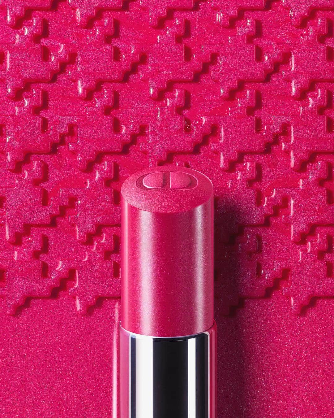 のインスタグラム：「Immerse yourself at the very heart of PINK, one of the most iconic Dior colors. Stay tuned for the first episode of our new @diormakeup Savoir-Faire series! • DIOR ADDICT STELLAR SHINE 976 Be Dior • #diormakeup #dioraddict #bediorbepink #dioraddictstellarshine」