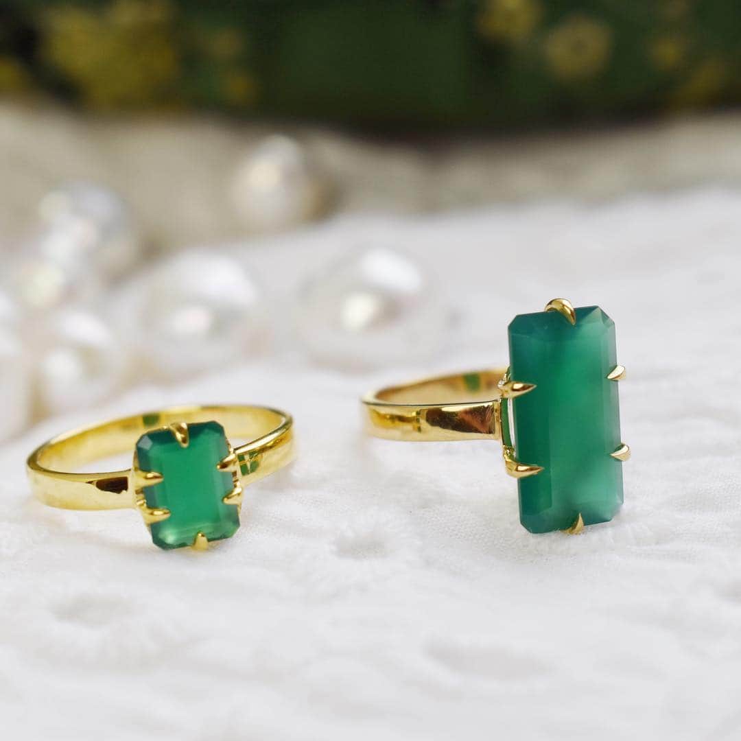 のインスタグラム：「Sophia Roe designed this ring originally in sterling silver to compliment her minimalistic style. We love the gold plated version too, and the big and small green Agate compliment each other beautifully❤️#sophiaroeforcarre #carrejewellery」