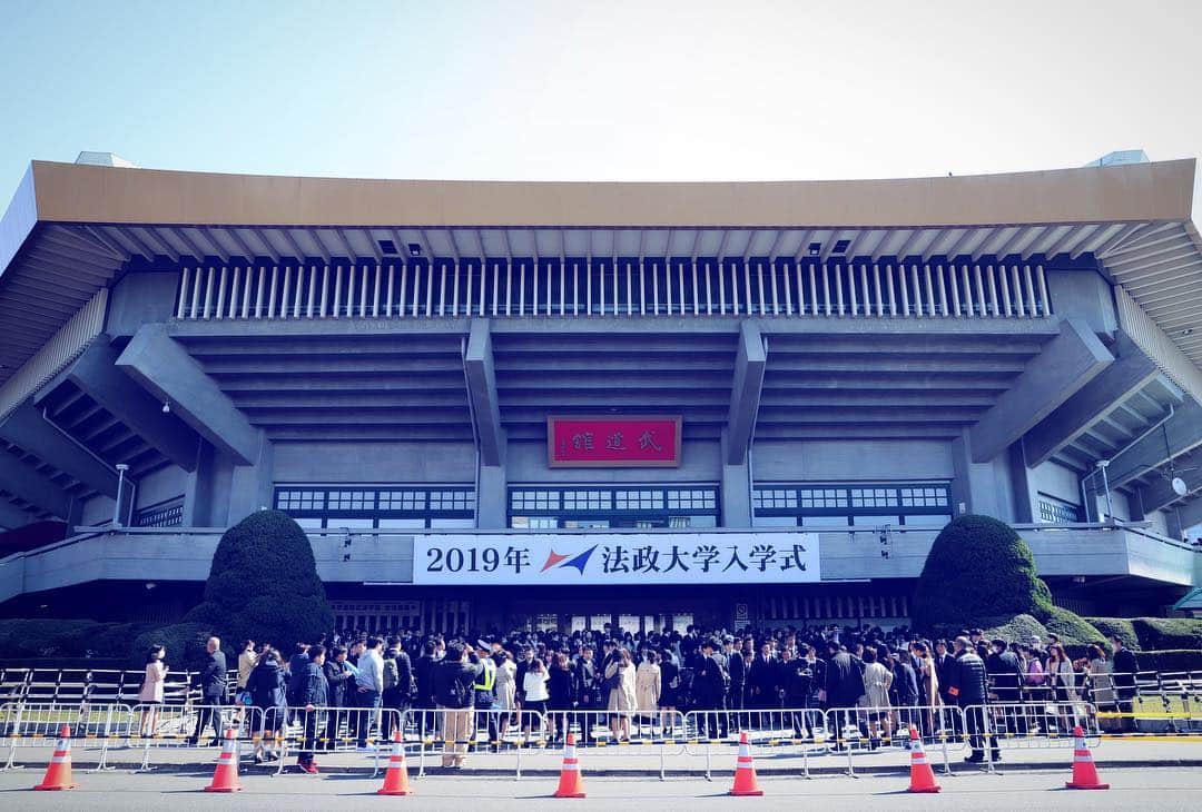 のインスタグラム：「本日4/3は日本武道館で入学式が開催されました。 北の丸公園では桜の花たちが新入生の皆さんを迎えてくれました！  #入学おめでとう  #法政 #大学 #hosei #university #日本武道館 #入学式 #ceremony #hoseiblue」