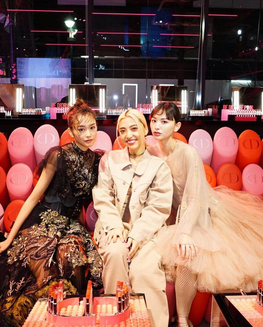 植野有砂さんのインスタグラム写真 - (植野有砂Instagram)「#bediorbepink 🌸💗💄💕 #dioraddict party in Tokyo ! I am taking over @diorbeautylovers stories & IGTV!! Go check it out 🔥写真がたくさん！Diorのパーティにて @diorbeautylovers のストーリーズ&IGTVのテイクオーバーしてます☺️是非見てくださいね！Cara可愛過ぎました💕🌸そして私の大好きなハンナ様と写真が撮れて幸せ過ぎました、優しかった可愛かった😫💗 Thank you @diormakeup @dior for such a great night !!💋💋💋渋谷koe hotelでpopupやってるので可愛すぎる空間、是非行ってみてね😍💋🌸 #ディオールステラーシャイン」4月3日 16時42分 - alisaueno