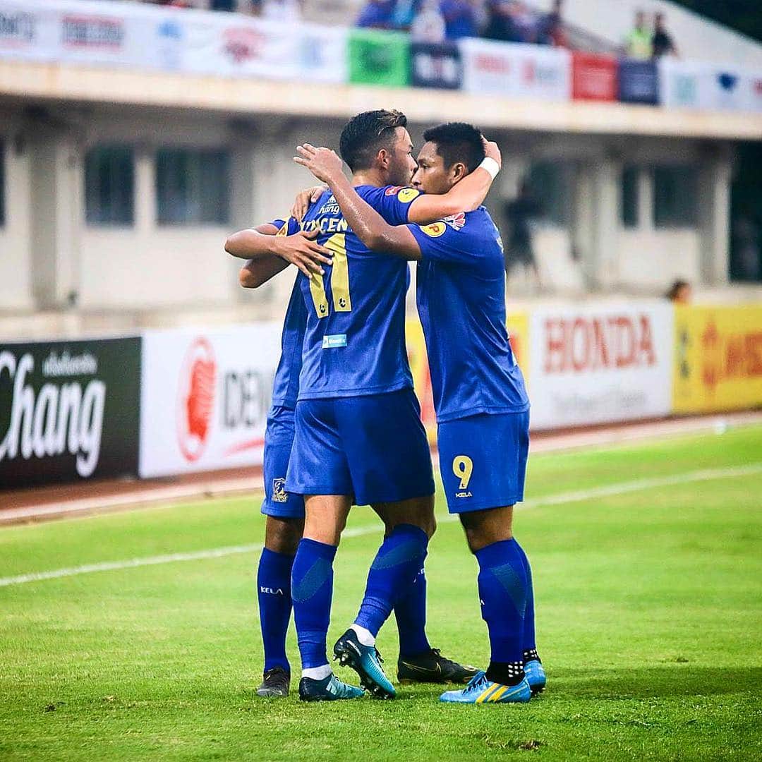 のインスタグラム：「Game day! Aka Cuddle Time 👊🔥❤️ leggo! #airforceunited #ubon #vincent #kv11 #3points #susu #win」