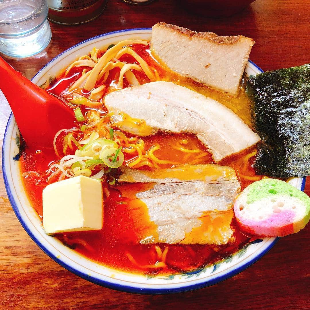 脇田唯さんのインスタグラム写真 - (脇田唯Instagram)「ロケで岩見沢へ 有名なラーメン屋さんでお昼食べました らい久さん 辛そうなスープの色でしたが辛味は特にない けど、とかくボリューミー！ 普通のラーメン屋さんの1.5倍はあるよ、麺  #ラーメン #岩見沢 #らい久」4月3日 16時58分 - post_yui