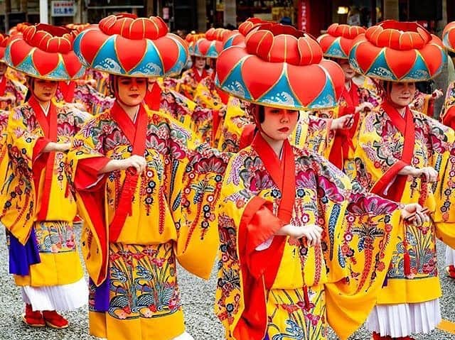 Be.okinawaさんのインスタグラム写真 - (Be.okinawaInstagram)「The sounds and dancing of Ryukyu Buyo, with its vividly-colored costumes and refined movements, will help you to experience the traditional culture of Okinawa. 📷:@bunryu10ma #yotsudake #traditionaldance #okinawandance #bingata #beokinawa #visitokinawa」4月3日 16時53分 - visitokinawajapan