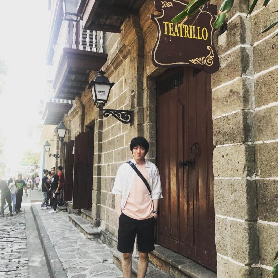 安達雅哉のインスタグラム：「先月行ったフィリピン🇵🇭 5つ星ホテルに泊まらせてもらって、スパ行ったら花浮いてて贅沢三昧でした😁 花粉ないし暖かいし最高！！ #フィリピン #マニラ  #サンオウガスチン教会 #シャングリラホテル #オカダマニラ」