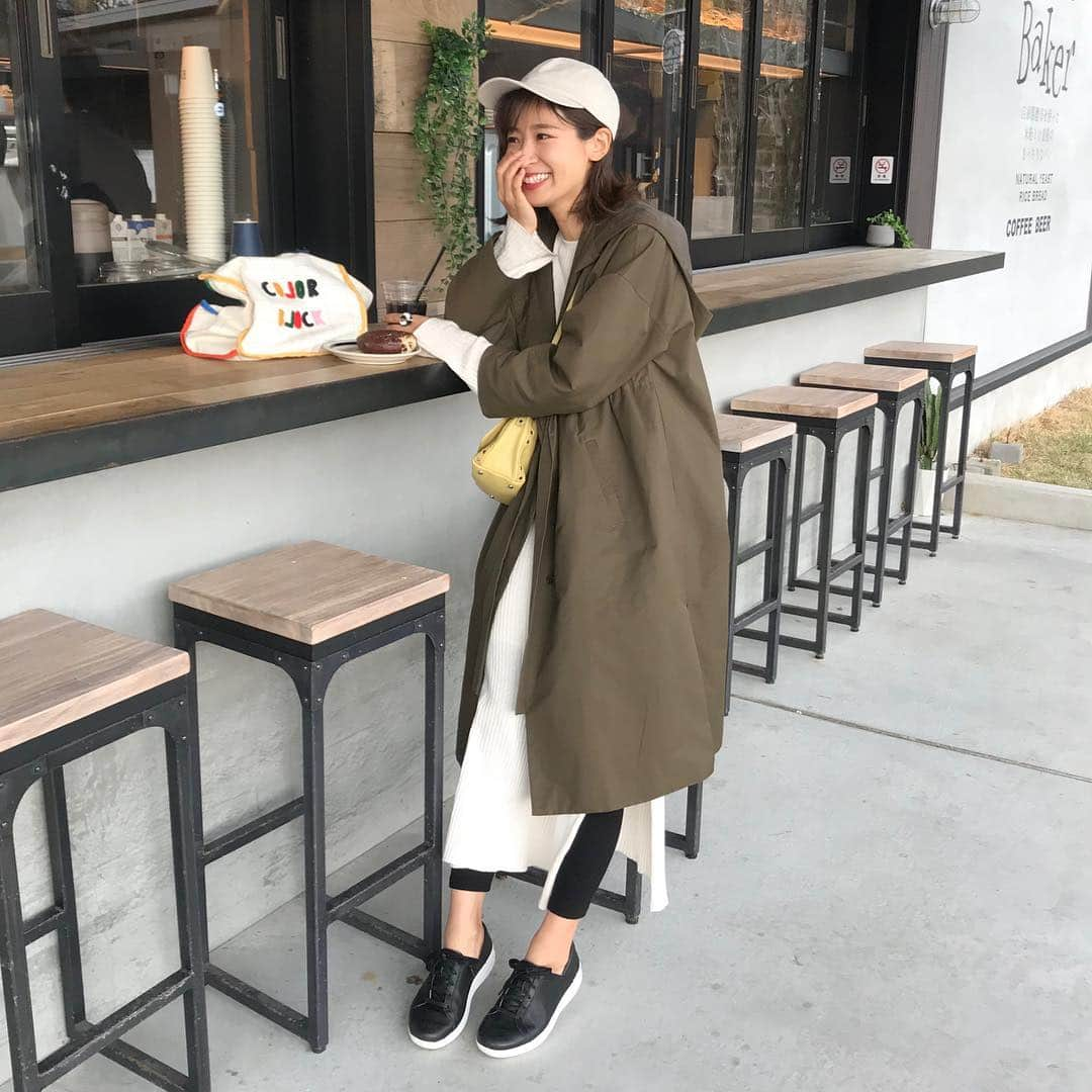 Hiromi Ｍaedaさんのインスタグラム写真 - (Hiromi ＭaedaInstagram)「#outfit 昨日は大阪城を見ながら子連れBBQ💛 ・ @fitflop_japan のスニーカーのおかげで思いっきり走り回れた👟ホント楽！👏 ・ 手ぶらBBQの詳細はブログに書いてます✔︎ ・ 久々に大阪城行ったら、こんなオシャレなパン屋さんもできてて母達テンションあがる🙌🏽♡ ・ ・ cap @uniqlo @uniqlo_ginza outer @normbyhiron knit @slobeiena shoes @fitflop_japan #fitflop_japan#フィットフロップ」4月3日 16時57分 - hiron953