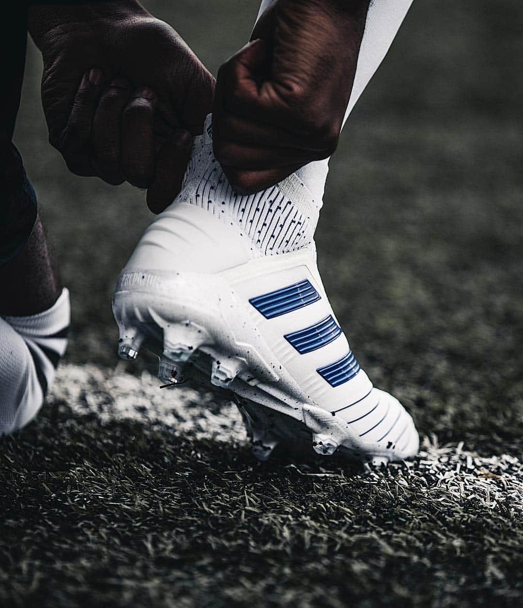 adidas Footballさんのインスタグラム写真 - (adidas FootballInstagram)「Pure control.  Introducing the new Virtuso #Predator, available now through adidas.com and select retail partners. #DareToCreate . #Football #Soccer #adidasFootball」4月3日 17時00分 - adidasfootball