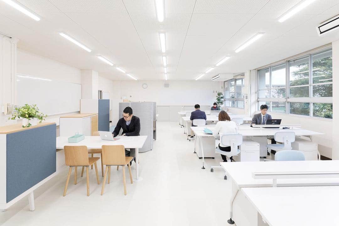 Vitra Japanさんのインスタグラム写真 - (Vitra JapanInstagram)「先生が働く場所を選べる”新職員室”「センセイオフィス」が完成。～先生の働き方改革を、職員室の刷新から～  ヴィトラと島根県立津和野高等学校は、先生の働く環境を改善し仕事の能率を上げることで、生徒と関わる時間や質の向上を目的に「センセイオフィス」プロジェクトを昨年より進めてきました。これまで先生は、執務作業、打ち合わせ、生徒との面談、食事など多くの業務を個人デスクで行っていましたが、「センセイオフィス」では、複数の機能を持つスペースを設け、先生が必要な業務によって働く場所を選ぶことができるようになります。個人デスクに留まることなく場所を選び、移動しながら働くことで、長時間同じ姿勢でいることを避け、健康的に働くことも可能にしました。Photo by Kentaro Kakizaki  #Vitra #ヴィトラ #職員室 #働き方改革 #センセイオフィス #オフィス #島根 #津和野 #津和野高校 #家具 #インテリア#デザイン #デザインの力 #powerofdesign #teachersroom #highschool」4月3日 17時01分 - vitra_japan