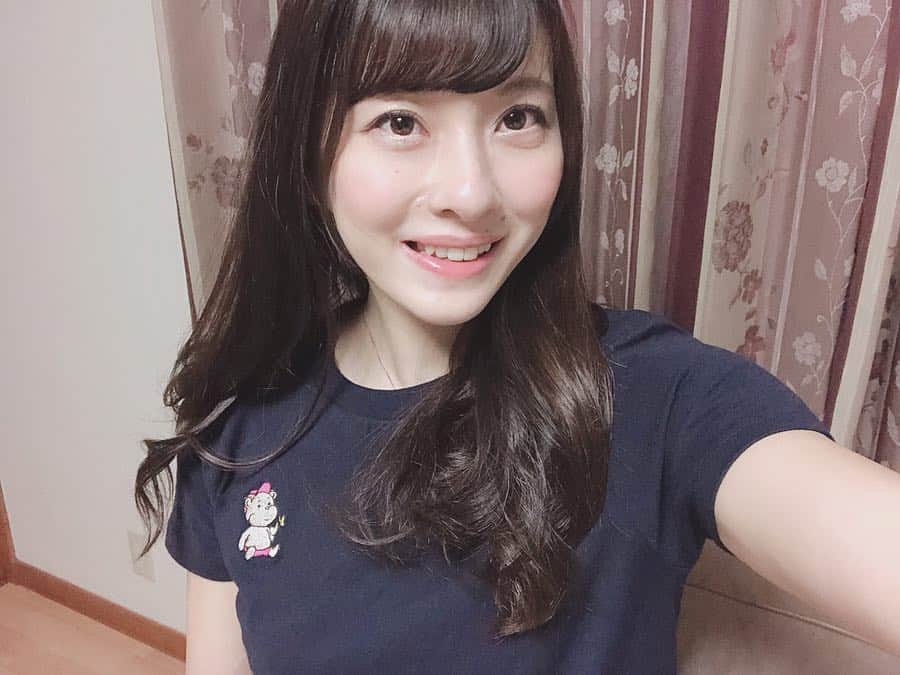 大田理裟のインスタグラム：「昨日の夜にweb shopがオープンした、 @ihanasequence_official 🧸💝 友達が作っているブランドで、 可愛いし着やすくておすすめです✨✨ Ihana Sequence とは、、、 [ ステキな、幸せな連鎖 ] という意味らしく、このTシャツを着て ステキな幸せな毎日にしていこーっと💓 オープンしてから1日も経ってないのに 売り切れ間近なサイズもあるらしく、 お早めにチェックしてみてください🥺💫 @ihanasequence_official  @ayary_sakamoto」