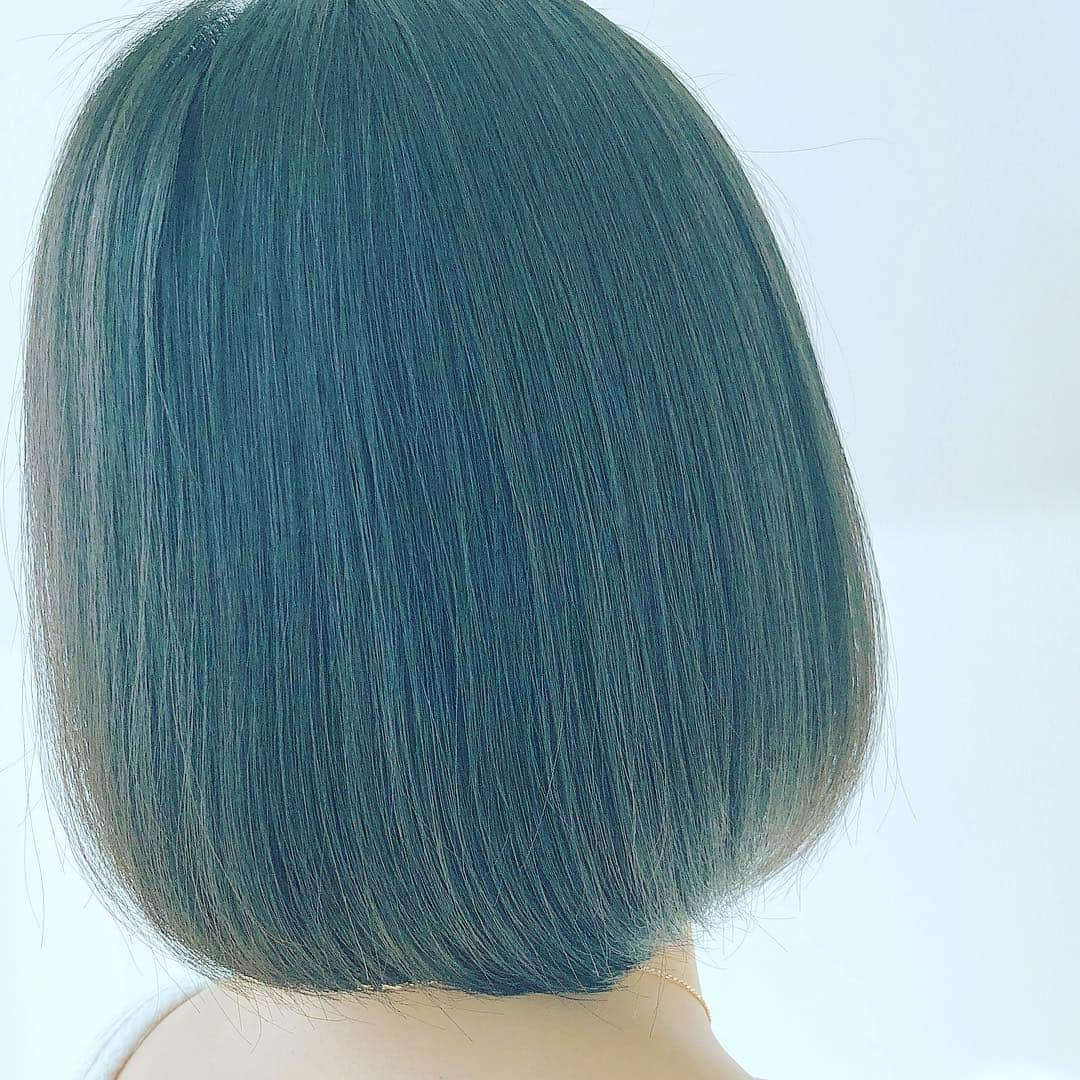 小泉深雪さんのインスタグラム写真 - (小泉深雪Instagram)「ひさーしぶりにヘアと頭皮のケアを✧ 以前からお世話になっている ukaのスパとイチ押しトリートメントを 体感してきました♬ スパでは新アイテムのオイルとミストを 体験させていただきました。 取り入れる時間帯や求める思想で選べる 素敵なコンセプトのアイテム✧ 仕上げには、ご提案いただいた トリートメントで髪にツヤが戻った〜✩ これからもう少しだけ自分磨きにも 本腰入れていきたいと思いますσ(^_^;) @kiho サンありがとうございました♡ #uka#essentialmist#bodyoil #hug#balance#dream」4月3日 17時03分 - miyuki_kizm