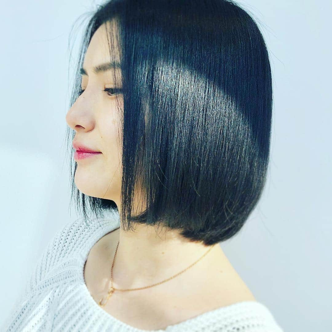 小泉深雪さんのインスタグラム写真 - (小泉深雪Instagram)「ひさーしぶりにヘアと頭皮のケアを✧ 以前からお世話になっている ukaのスパとイチ押しトリートメントを 体感してきました♬ スパでは新アイテムのオイルとミストを 体験させていただきました。 取り入れる時間帯や求める思想で選べる 素敵なコンセプトのアイテム✧ 仕上げには、ご提案いただいた トリートメントで髪にツヤが戻った〜✩ これからもう少しだけ自分磨きにも 本腰入れていきたいと思いますσ(^_^;) @kiho サンありがとうございました♡ #uka#essentialmist#bodyoil #hug#balance#dream」4月3日 17時03分 - miyuki_kizm