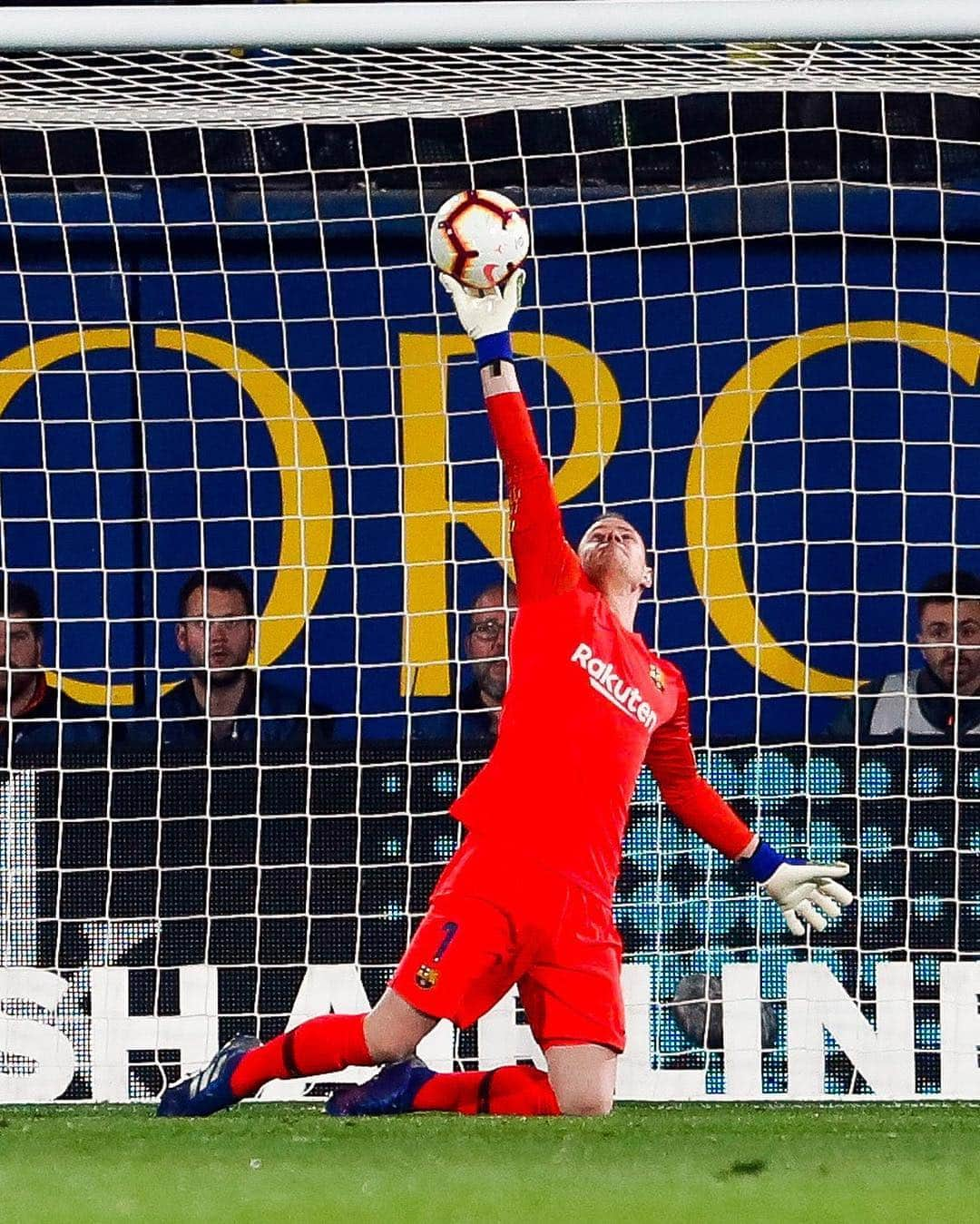 FCバルセロナさんのインスタグラム写真 - (FCバルセロナInstagram)「✋ Golden 😎 @mterstegen1 🔵🔴」4月3日 17時16分 - fcbarcelona