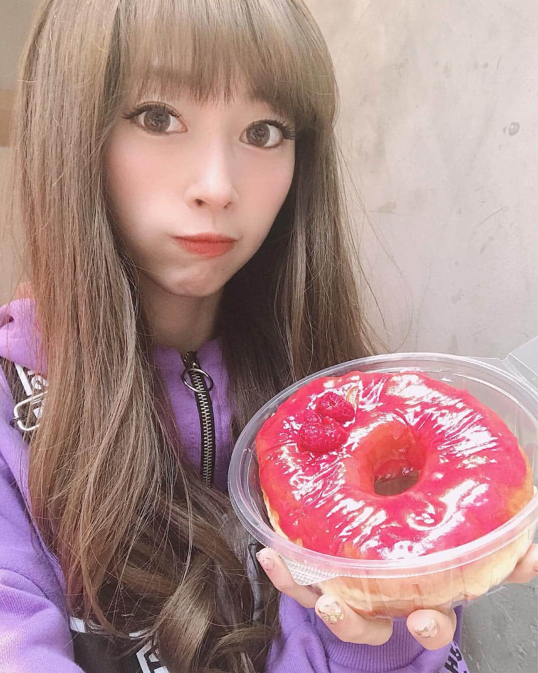 林紗久羅さんのインスタグラム写真 - (林紗久羅Instagram)「オフの日の糖分摂取🍩💗 甘さの中に程よい酸味があり、 もちもちとした食感がやみつきで ペロッと完食しました☺️🎀 #ドーナツ #ベリードーナツ #doughnut #麻布十番」4月3日 17時08分 - sa1210ku