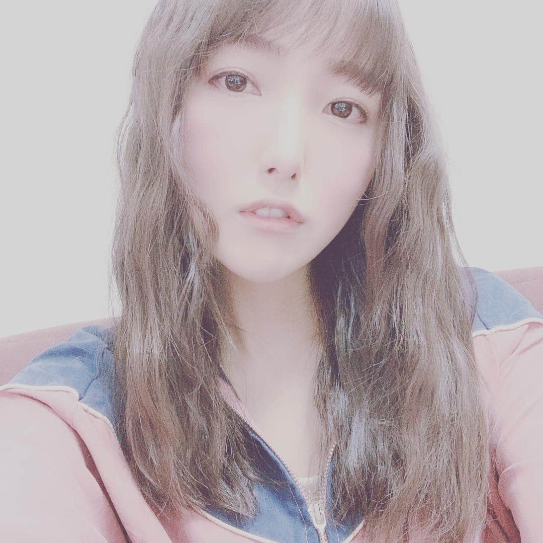 長久友紀さんのインスタグラム写真 - (長久友紀Instagram)「#ヘアビューロン で #波ウェーブ巻き に挑戦してみたっ！ 手首ぐねぐねし過ぎて痛くなっちゃった！笑笑  お仕事頑張って、次はヘアビューロンのカール(26cm)を買うぞーーっ！✨ #がっきゅの女子力  #hairbeauron」4月3日 17時10分 - nagakuyuki