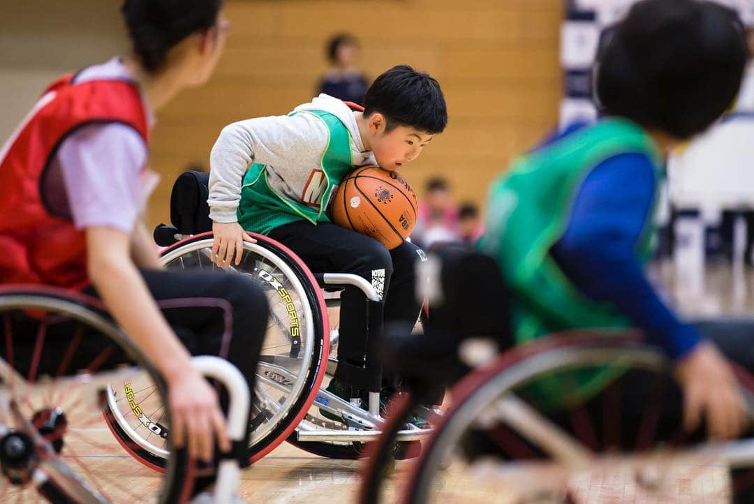 アメリカ大使館さんのインスタグラム写真 - (アメリカ大使館Instagram)「パラリンピックの車イスバスケットボール🏀 元車イスバスケットボール日本代表でアトランタ・シドニー・アテネパラリンピックに出場した三宅克己さんに教えてもらいながらゲームを体験‼️ チーム団結がとっても大事。 みんな真剣な表情がいいですね✨ . #us #usa #america #teamamerica #studyabroad #olympics #paralympic #sports #basketball #wheelchair #teamwork #friends #go4gold #tokyo2020 #アメリカ #世田谷区 #体験 #チーム #オリンピック #パラリンピック #車イス #イベント #バスケ #バスケットボール #体育館 #スポーツ #選手 #tb」4月3日 17時12分 - usembassytokyo