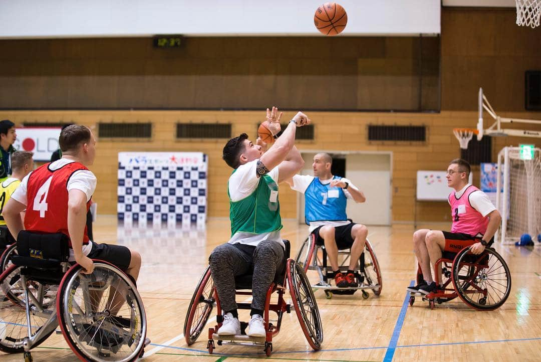 アメリカ大使館さんのインスタグラム写真 - (アメリカ大使館Instagram)「パラリンピックの車イスバスケットボール🏀 元車イスバスケットボール日本代表でアトランタ・シドニー・アテネパラリンピックに出場した三宅克己さんに教えてもらいながらゲームを体験‼️ チーム団結がとっても大事。 みんな真剣な表情がいいですね✨ . #us #usa #america #teamamerica #studyabroad #olympics #paralympic #sports #basketball #wheelchair #teamwork #friends #go4gold #tokyo2020 #アメリカ #世田谷区 #体験 #チーム #オリンピック #パラリンピック #車イス #イベント #バスケ #バスケットボール #体育館 #スポーツ #選手 #tb」4月3日 17時12分 - usembassytokyo