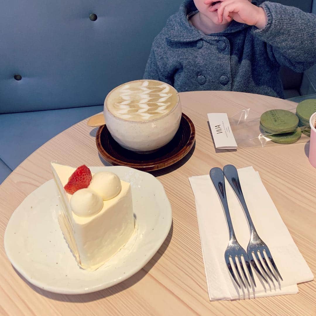MEGのインスタグラム：「いつも図鑑でみていた日本式のショートケーキ🍰とリアルに初対面、大興奮の２歳児。ひとくち味見、目を輝かせていた。そりゃ美味しいさー😭 少しずつ食べもの図鑑、制覇していこー #ほうじ茶ラテの幸せ」