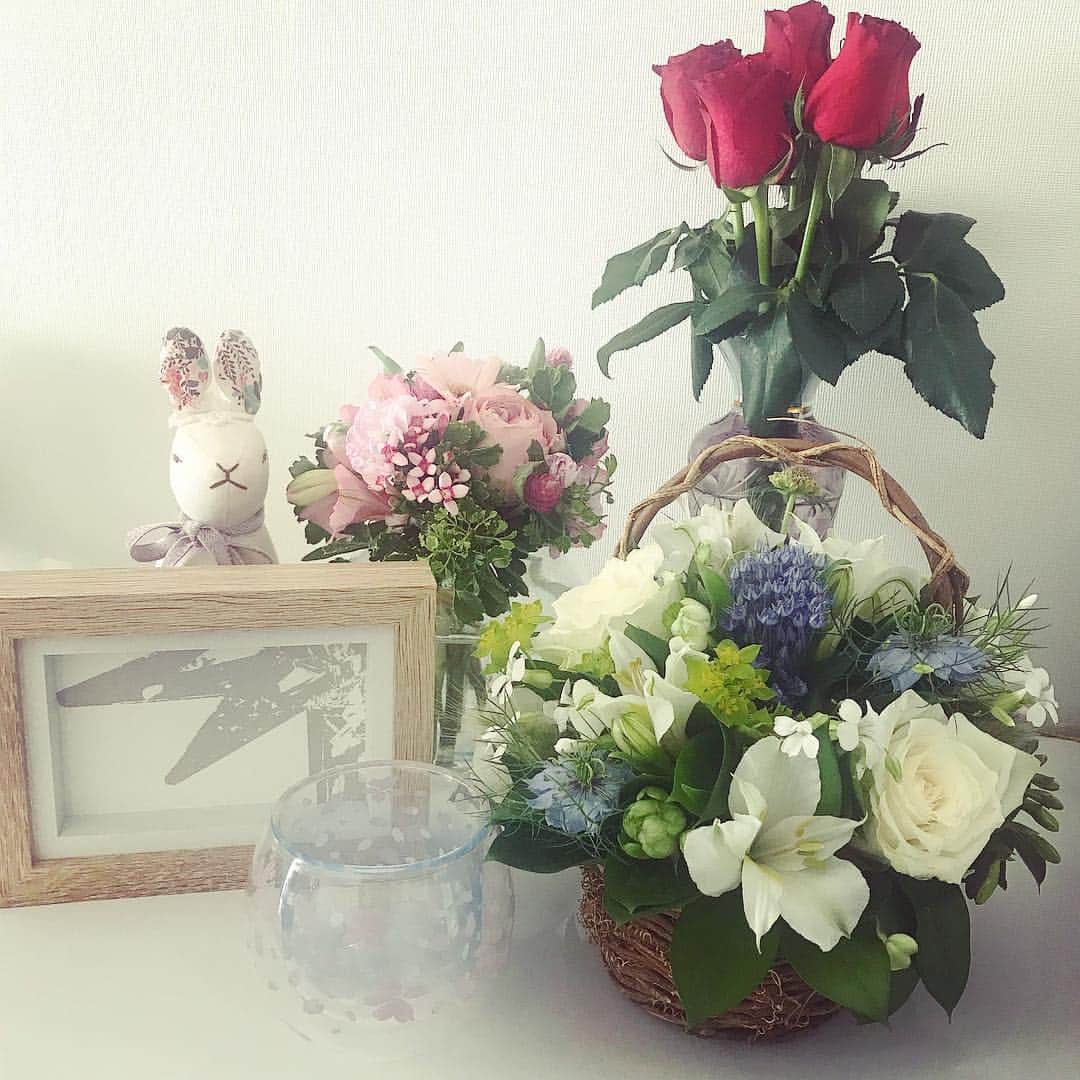 藤森香衣さんのインスタグラム写真 - (藤森香衣Instagram)「ありがとう❣️ 家が、お花と雑貨屋さんみたいになってて、嬉しい😆🌈 #mybirthday #thankyou #gift #present #Flowers #誕生日 #春生まれ #43 #花 #プレゼント #桜」4月3日 17時19分 - kaefujimori