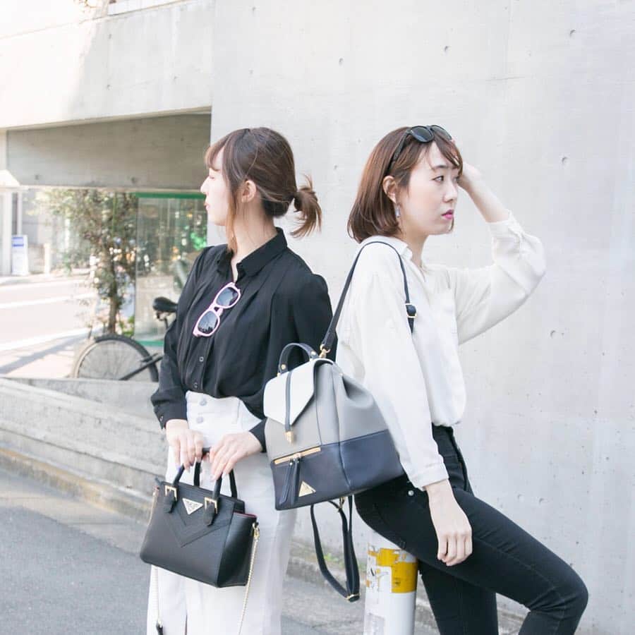 SuperGroupiesさんのインスタグラム写真 - (SuperGroupiesInstagram)「ぴかちゃんとへいりんの#双子コーデ 👯‍♀️💓 ⠀⠀⠀⠀⠀ 今回は#名探偵コナン コラボの バッグたちを合わせたおそろコーデです✨ ぴかちゃんは黒のトップス×白のボトムスを、 へいりんはその逆のパターンで白黒おそろ🖤 ⠀⠀⠀⠀⠀ 色違いのサングラスもかけたら🕶 なんだか楽しくなってきて 笑顔が止まらない二人でした😝😝 ⠀⠀⠀⠀⠀ ⠀⠀⠀⠀⠀ 👇二人が持っているバッグの詳細はこちら ──────────────────────﻿ ＜Today’s Item＞﻿ Detective Conan Collaboration Series 左) Akai Shuichi model #ショルダーバッグ 右) Amuro Tōru model #リュック ※掲載商品は販売終了しました。 We’re sorry but they’re sold out. ──────────────────────﻿ ⠀⠀ ⠀  只今開催中の#アニメバウンド キャンペーン第6弾では こちらのバッグたちをプレゼントします🎁 ⠀⠀⠀⠀⠀ ⠀⠀⠀⠀⠀ 豪華なプレゼントが当たるので、ぜひ参加してみてください💕 ⠀⠀⠀⠀⠀⠀ ⠀⠀⠀⠀⠀ ⠀⠀⠀⠀⠀ ⠀⠀⠀⠀⠀ 🌈アニメバウンドキャンペーン第6弾開催🌈﻿ ⠀⠀⠀⠀⠀ ⠀⠀⠀⠀⠀ #アニメバウンド って何？🧐 アニメ、ゲームキャラクターの服装を連想させるコーディネートのこと！👗👠👜 ⠀⠀⠀⠀⠀⠀⠀⠀⠀⠀⠀ ＝＝＝＝＝＝＝＝＝＝＝＝＝＝＝＝＝＝＝＝＝＝＝﻿ 🎁プレゼント商品🎁﻿ ※投稿の際に必ずご希望のモデルを記載してください。⠀⠀ ◆僕のヒーローアカデミア ①轟焦凍モデル 財布  ②爆豪勝己モデル 腕時計⠀⠀⠀⠀⠀ ◆名探偵コナン ③安室透モデル リュック  ④赤井秀一モデル バッグ ⠀⠀⠀⠀⠀ ◆刀剣乱舞-ONLINE- ⑤乱藤四郎モデル 傘  ⑥堀川国広モデル 腕時計 ⠀⠀⠀⠀⠀ ◆アイドリッシュセブン ⑦逢坂壮五モデル 腕時計  ⑧九条天モデル リュック ⠀⠀⠀⠀⠀ ＝＝＝＝＝＝＝＝＝＝＝＝＝＝＝＝＝＝＝＝＝＝＝﻿ ⠀⠀⠀⠀⠀ ﻿ ─────────────────────﻿ ↓応募方法はこちら↓﻿ ☑️SuperGroupies 公式アカウント（ @supergroupies ）をフォロー﻿ ☑️アニメバウンドを投稿﻿ （着て撮っても、置いて撮ってもOK！）﻿ ※キャラクターは問いません。プレゼント商品のタイトル以外でも構いません。﻿ ☑️キャプションに「#アニメバウンド / 希望のモデル」を記載﻿ ─────────────────────﻿ ﻿ ※期間中、何回でも投稿してOKです💜﻿ ﻿ ﻿ 応募期間は4月15 日（月）まで！﻿ たくさんのご応募お待ちしております👏﻿ ⠀⠀⠀⠀⠀ ⠀⠀⠀⠀⠀ キャンペーンの詳細が気になる方は、 「#アニメバウンド キャンペーン第6弾」バナーの投稿をぜひチェックしてみてください😆💨 ⠀⠀⠀⠀⠀ ⠀⠀⠀⠀⠀ ⠀⠀⠀⠀⠀ ⠀⠀⠀⠀ #supergroupies #anime #japaneseanime #スーパーグルーピーズ #アニメ #アニメコラボ #コラボグッズ #ファッションにアニメを #アニメグッズ #animebound #アニメ好き #名探偵コナン映画 #安室透 #降谷零 #detectiveconan #CaseClosed #AmuroTooru #AkaiShuichi #赤井秀一 #おそろコーデ #twinlook #트윈룩 #시밀러룩 #白黒コーデ #シンプルコーデ」4月3日 17時20分 - supergroupies