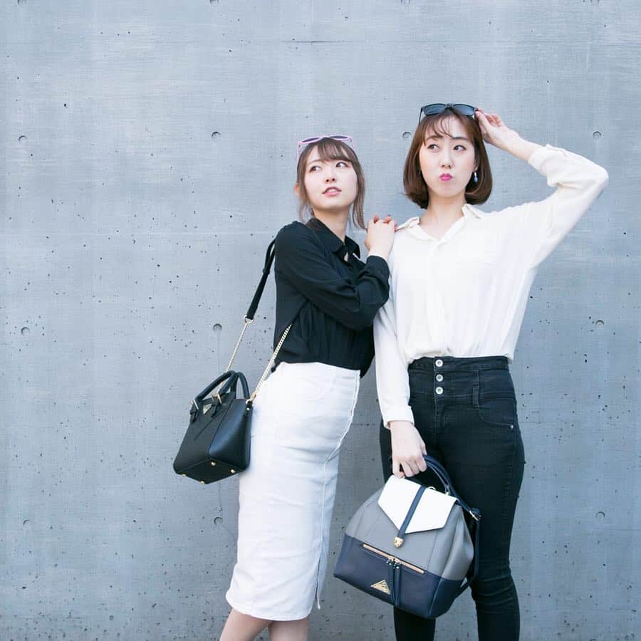 SuperGroupiesさんのインスタグラム写真 - (SuperGroupiesInstagram)「ぴかちゃんとへいりんの#双子コーデ 👯‍♀️💓 ⠀⠀⠀⠀⠀ 今回は#名探偵コナン コラボの バッグたちを合わせたおそろコーデです✨ ぴかちゃんは黒のトップス×白のボトムスを、 へいりんはその逆のパターンで白黒おそろ🖤 ⠀⠀⠀⠀⠀ 色違いのサングラスもかけたら🕶 なんだか楽しくなってきて 笑顔が止まらない二人でした😝😝 ⠀⠀⠀⠀⠀ ⠀⠀⠀⠀⠀ 👇二人が持っているバッグの詳細はこちら ──────────────────────﻿ ＜Today’s Item＞﻿ Detective Conan Collaboration Series 左) Akai Shuichi model #ショルダーバッグ 右) Amuro Tōru model #リュック ※掲載商品は販売終了しました。 We’re sorry but they’re sold out. ──────────────────────﻿ ⠀⠀ ⠀  只今開催中の#アニメバウンド キャンペーン第6弾では こちらのバッグたちをプレゼントします🎁 ⠀⠀⠀⠀⠀ ⠀⠀⠀⠀⠀ 豪華なプレゼントが当たるので、ぜひ参加してみてください💕 ⠀⠀⠀⠀⠀⠀ ⠀⠀⠀⠀⠀ ⠀⠀⠀⠀⠀ ⠀⠀⠀⠀⠀ 🌈アニメバウンドキャンペーン第6弾開催🌈﻿ ⠀⠀⠀⠀⠀ ⠀⠀⠀⠀⠀ #アニメバウンド って何？🧐 アニメ、ゲームキャラクターの服装を連想させるコーディネートのこと！👗👠👜 ⠀⠀⠀⠀⠀⠀⠀⠀⠀⠀⠀ ＝＝＝＝＝＝＝＝＝＝＝＝＝＝＝＝＝＝＝＝＝＝＝﻿ 🎁プレゼント商品🎁﻿ ※投稿の際に必ずご希望のモデルを記載してください。⠀⠀ ◆僕のヒーローアカデミア ①轟焦凍モデル 財布  ②爆豪勝己モデル 腕時計⠀⠀⠀⠀⠀ ◆名探偵コナン ③安室透モデル リュック  ④赤井秀一モデル バッグ ⠀⠀⠀⠀⠀ ◆刀剣乱舞-ONLINE- ⑤乱藤四郎モデル 傘  ⑥堀川国広モデル 腕時計 ⠀⠀⠀⠀⠀ ◆アイドリッシュセブン ⑦逢坂壮五モデル 腕時計  ⑧九条天モデル リュック ⠀⠀⠀⠀⠀ ＝＝＝＝＝＝＝＝＝＝＝＝＝＝＝＝＝＝＝＝＝＝＝﻿ ⠀⠀⠀⠀⠀ ﻿ ─────────────────────﻿ ↓応募方法はこちら↓﻿ ☑️SuperGroupies 公式アカウント（ @supergroupies ）をフォロー﻿ ☑️アニメバウンドを投稿﻿ （着て撮っても、置いて撮ってもOK！）﻿ ※キャラクターは問いません。プレゼント商品のタイトル以外でも構いません。﻿ ☑️キャプションに「#アニメバウンド / 希望のモデル」を記載﻿ ─────────────────────﻿ ﻿ ※期間中、何回でも投稿してOKです💜﻿ ﻿ ﻿ 応募期間は4月15 日（月）まで！﻿ たくさんのご応募お待ちしております👏﻿ ⠀⠀⠀⠀⠀ ⠀⠀⠀⠀⠀ キャンペーンの詳細が気になる方は、 「#アニメバウンド キャンペーン第6弾」バナーの投稿をぜひチェックしてみてください😆💨 ⠀⠀⠀⠀⠀ ⠀⠀⠀⠀⠀ ⠀⠀⠀⠀⠀ ⠀⠀⠀⠀ #supergroupies #anime #japaneseanime #スーパーグルーピーズ #アニメ #アニメコラボ #コラボグッズ #ファッションにアニメを #アニメグッズ #animebound #アニメ好き #名探偵コナン映画 #安室透 #降谷零 #detectiveconan #CaseClosed #AmuroTooru #AkaiShuichi #赤井秀一 #おそろコーデ #twinlook #트윈룩 #시밀러룩 #白黒コーデ #シンプルコーデ」4月3日 17時20分 - supergroupies