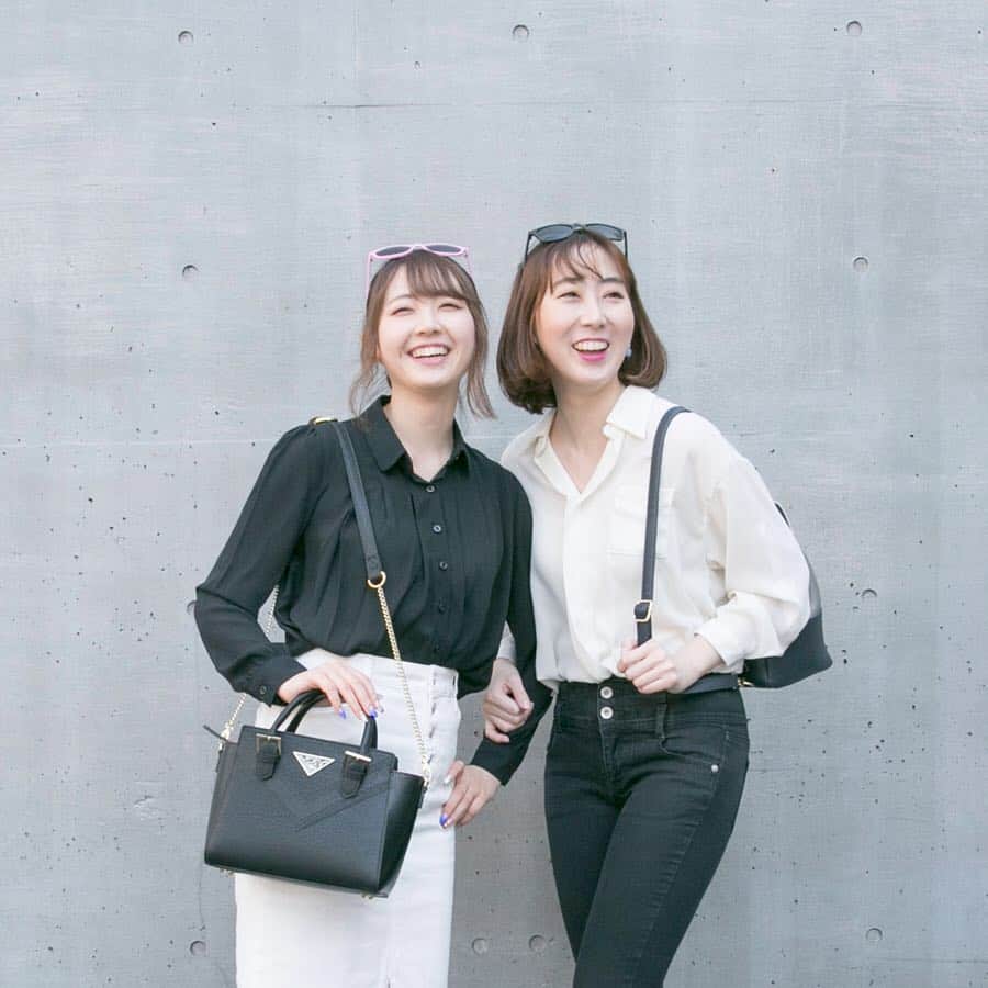 SuperGroupiesのインスタグラム：「ぴかちゃんとへいりんの#双子コーデ 👯‍♀️💓 ⠀⠀⠀⠀⠀ 今回は#名探偵コナン コラボの バッグたちを合わせたおそろコーデです✨ ぴかちゃんは黒のトップス×白のボトムスを、 へいりんはその逆のパターンで白黒おそろ🖤 ⠀⠀⠀⠀⠀ 色違いのサングラスもかけたら🕶 なんだか楽しくなってきて 笑顔が止まらない二人でした😝😝 ⠀⠀⠀⠀⠀ ⠀⠀⠀⠀⠀ 👇二人が持っているバッグの詳細はこちら ──────────────────────﻿ ＜Today’s Item＞﻿ Detective Conan Collaboration Series 左) Akai Shuichi model #ショルダーバッグ 右) Amuro Tōru model #リュック ※掲載商品は販売終了しました。 We’re sorry but they’re sold out. ──────────────────────﻿ ⠀⠀ ⠀  只今開催中の#アニメバウンド キャンペーン第6弾では こちらのバッグたちをプレゼントします🎁 ⠀⠀⠀⠀⠀ ⠀⠀⠀⠀⠀ 豪華なプレゼントが当たるので、ぜひ参加してみてください💕 ⠀⠀⠀⠀⠀⠀ ⠀⠀⠀⠀⠀ ⠀⠀⠀⠀⠀ ⠀⠀⠀⠀⠀ 🌈アニメバウンドキャンペーン第6弾開催🌈﻿ ⠀⠀⠀⠀⠀ ⠀⠀⠀⠀⠀ #アニメバウンド って何？🧐 アニメ、ゲームキャラクターの服装を連想させるコーディネートのこと！👗👠👜 ⠀⠀⠀⠀⠀⠀⠀⠀⠀⠀⠀ ＝＝＝＝＝＝＝＝＝＝＝＝＝＝＝＝＝＝＝＝＝＝＝﻿ 🎁プレゼント商品🎁﻿ ※投稿の際に必ずご希望のモデルを記載してください。⠀⠀ ◆僕のヒーローアカデミア ①轟焦凍モデル 財布  ②爆豪勝己モデル 腕時計⠀⠀⠀⠀⠀ ◆名探偵コナン ③安室透モデル リュック  ④赤井秀一モデル バッグ ⠀⠀⠀⠀⠀ ◆刀剣乱舞-ONLINE- ⑤乱藤四郎モデル 傘  ⑥堀川国広モデル 腕時計 ⠀⠀⠀⠀⠀ ◆アイドリッシュセブン ⑦逢坂壮五モデル 腕時計  ⑧九条天モデル リュック ⠀⠀⠀⠀⠀ ＝＝＝＝＝＝＝＝＝＝＝＝＝＝＝＝＝＝＝＝＝＝＝﻿ ⠀⠀⠀⠀⠀ ﻿ ─────────────────────﻿ ↓応募方法はこちら↓﻿ ☑️SuperGroupies 公式アカウント（ @supergroupies ）をフォロー﻿ ☑️アニメバウンドを投稿﻿ （着て撮っても、置いて撮ってもOK！）﻿ ※キャラクターは問いません。プレゼント商品のタイトル以外でも構いません。﻿ ☑️キャプションに「#アニメバウンド / 希望のモデル」を記載﻿ ─────────────────────﻿ ﻿ ※期間中、何回でも投稿してOKです💜﻿ ﻿ ﻿ 応募期間は4月15 日（月）まで！﻿ たくさんのご応募お待ちしております👏﻿ ⠀⠀⠀⠀⠀ ⠀⠀⠀⠀⠀ キャンペーンの詳細が気になる方は、 「#アニメバウンド キャンペーン第6弾」バナーの投稿をぜひチェックしてみてください😆💨 ⠀⠀⠀⠀⠀ ⠀⠀⠀⠀⠀ ⠀⠀⠀⠀⠀ ⠀⠀⠀⠀ #supergroupies #anime #japaneseanime #スーパーグルーピーズ #アニメ #アニメコラボ #コラボグッズ #ファッションにアニメを #アニメグッズ #animebound #アニメ好き #名探偵コナン映画 #安室透 #降谷零 #detectiveconan #CaseClosed #AmuroTooru #AkaiShuichi #赤井秀一 #おそろコーデ #twinlook #트윈룩 #시밀러룩 #白黒コーデ #シンプルコーデ」