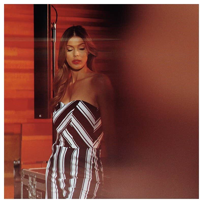 のインスタグラム：「[Iris Mittenaere for Morgan] 🇫🇷Iris Mittenaere, ambassadrice des collections Morgan, dévoile un dressing cérémonie sensuel et féminin! 🇬🇧Iris Mittenaere, ambassador of the Morgan collections, unveils a sensual and feminine wardrobe! #morgan #fashion #outfit #morgandetoi #fashioninspiration #irismittenaere #irismittenaereformorgan #springtime #girlsquad #chicinthecity #lamodelamodelamode #newco #blackandwhite」